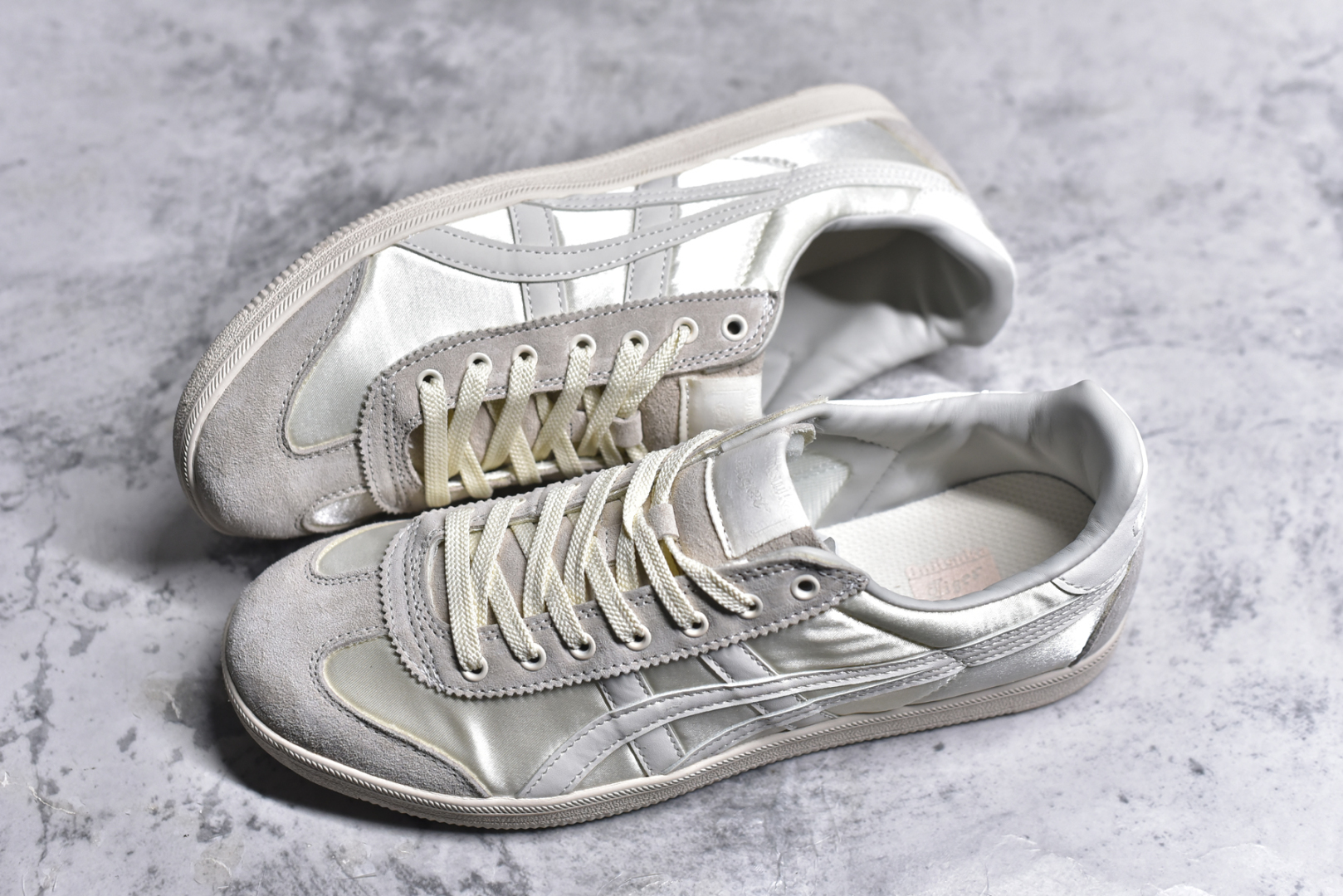 图片[7]-#Asics Onitsuka Tige TOKUTEN 亚瑟士鬼冢虎男女士复古跑鞋街拍潮鞋低帮板鞋经典款中性复古运动鞋 轻盈舒适 时尚与复古与一体 轻盈的款式 适合夏天~简单的设定配合修长的线条 全鞋身均以麖皮打造 散发着日本新一代的潮流品味 无论配衬任何造型都能胜任 Tokuten 精神来自80年代的室内用鞋 T-TOE前足补强设计 环状中底底部结构 橡胶大底元素 防滑耐磨的同时保持着鞋子的轻盈 并提供良好牵引力 脚感柔软舒适 长时间行走也不会觉得脚部不适 经典复刻款 休闲百搭 中性款男女都可穿 尺码：36 37 37.5 38 39 40.5 41.5 42 42.5 43.5 44 45-选品中心