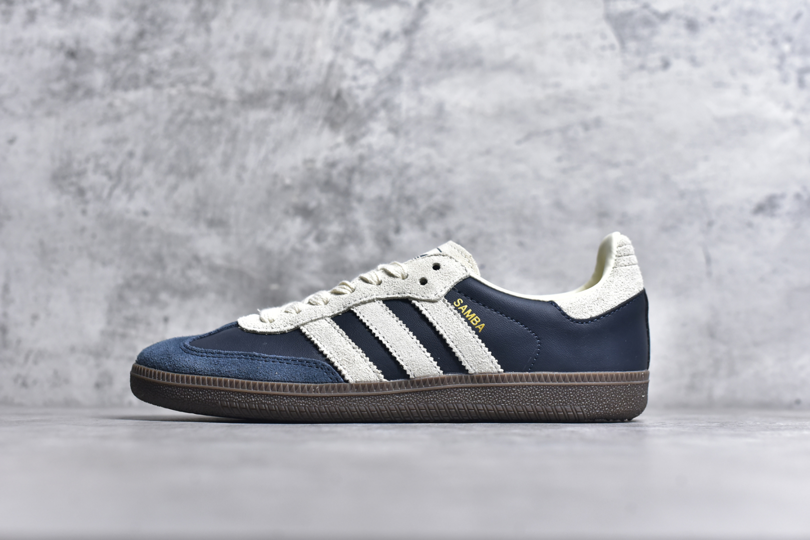 #AD Originals Samba OG\”Aurora Ink Cream White/Gum\”桑巴舞系列绅士德训足球风百搭低帮休闲运动板鞋“海军蓝米白焦糖底”JI3217 男女鞋真标半码制 升级原楦原纸版数据开发 采用移膜牛剖革革组合翻毛皮饰片鞋面材质 内环保可再生海玻璃鞋垫 外置RB耐磨防滑橡胶大底❗️ 尺码：35⅔ 36 36⅔ 37⅓ 38 38⅔ 39⅓ 40 40⅔ 41⅓ 42 42⅔ 43⅓ 44 44⅔ 45-选品中心