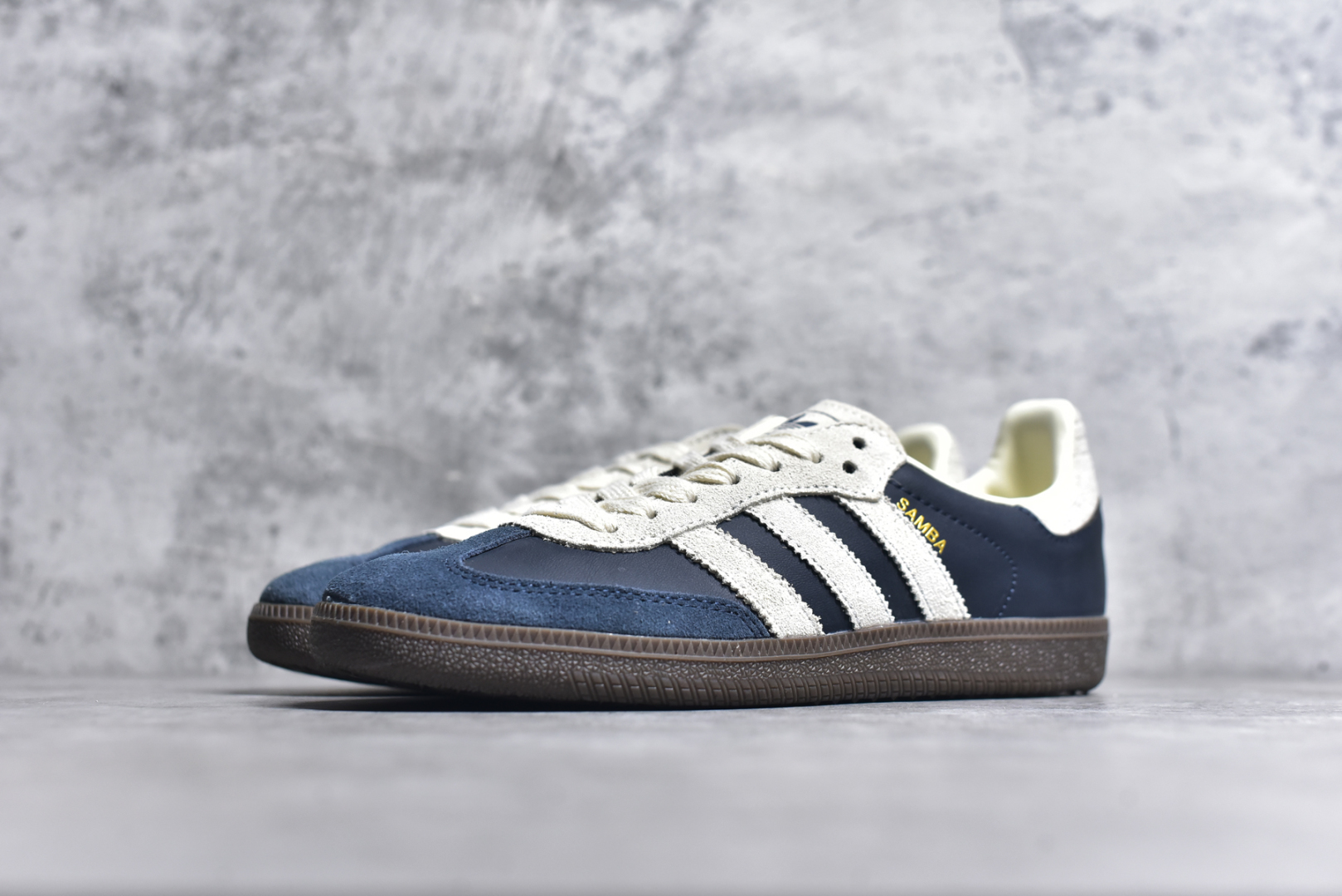 图片[2]-#AD Originals Samba OG\”Aurora Ink Cream White/Gum\”桑巴舞系列绅士德训足球风百搭低帮休闲运动板鞋“海军蓝米白焦糖底”JI3217 男女鞋真标半码制 升级原楦原纸版数据开发 采用移膜牛剖革革组合翻毛皮饰片鞋面材质 内环保可再生海玻璃鞋垫 外置RB耐磨防滑橡胶大底❗️ 尺码：35⅔ 36 36⅔ 37⅓ 38 38⅔ 39⅓ 40 40⅔ 41⅓ 42 42⅔ 43⅓ 44 44⅔ 45-选品中心