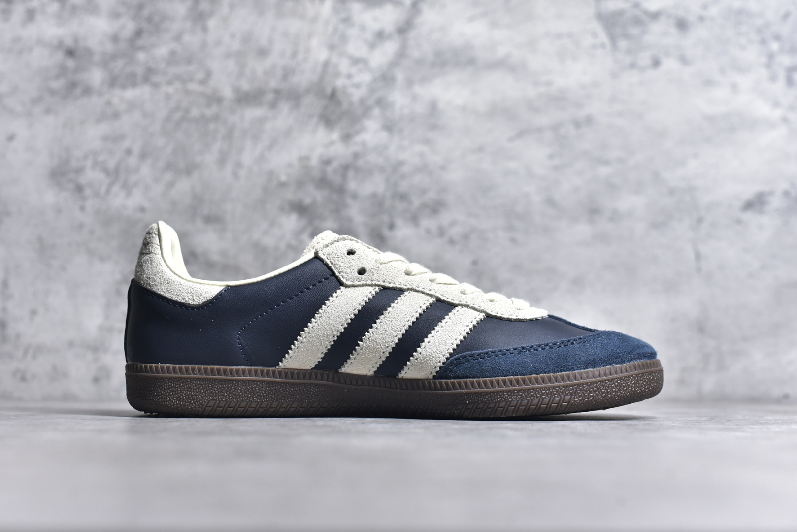 图片[3]-#AD Originals Samba OG\”Aurora Ink Cream White/Gum\”桑巴舞系列绅士德训足球风百搭低帮休闲运动板鞋“海军蓝米白焦糖底”JI3217 男女鞋真标半码制 升级原楦原纸版数据开发 采用移膜牛剖革革组合翻毛皮饰片鞋面材质 内环保可再生海玻璃鞋垫 外置RB耐磨防滑橡胶大底❗️ 尺码：35⅔ 36 36⅔ 37⅓ 38 38⅔ 39⅓ 40 40⅔ 41⅓ 42 42⅔ 43⅓ 44 44⅔ 45-选品中心