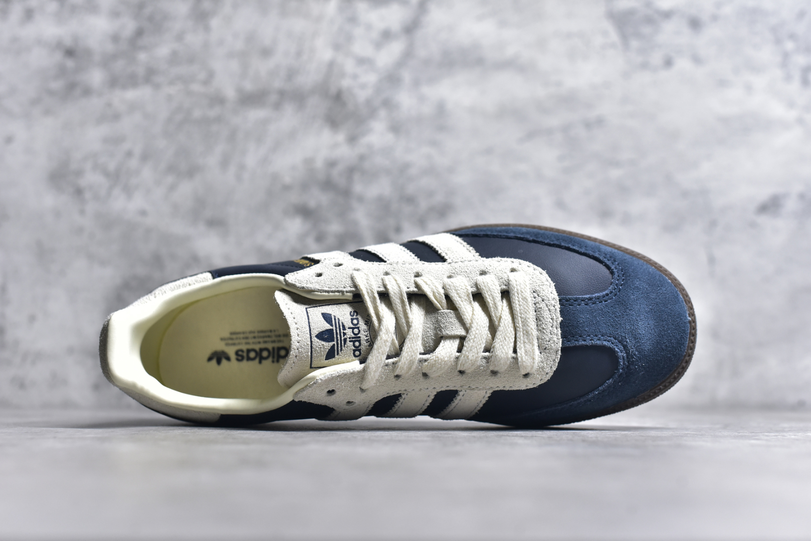 图片[4]-#AD Originals Samba OG\”Aurora Ink Cream White/Gum\”桑巴舞系列绅士德训足球风百搭低帮休闲运动板鞋“海军蓝米白焦糖底”JI3217 男女鞋真标半码制 升级原楦原纸版数据开发 采用移膜牛剖革革组合翻毛皮饰片鞋面材质 内环保可再生海玻璃鞋垫 外置RB耐磨防滑橡胶大底❗️ 尺码：35⅔ 36 36⅔ 37⅓ 38 38⅔ 39⅓ 40 40⅔ 41⅓ 42 42⅔ 43⅓ 44 44⅔ 45-选品中心