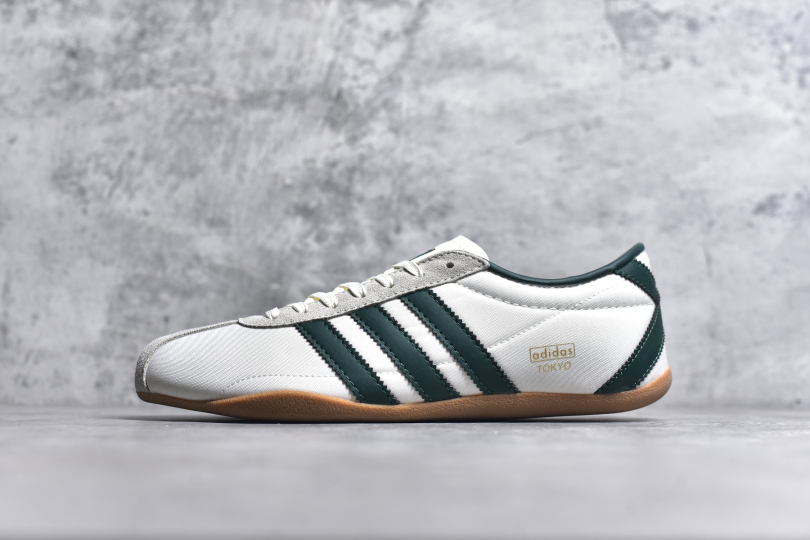 #AD Originals Tokyo 东京限定系列复古百搭薄底德训风低帮休闲运动T头鞋 JP9705 ORIGINALS 挖掘复古运动基因，文 将经典与现代完美融合，推出薄底鞋系列，引起潮流趋势。此次COSTS带来的是ADIDAS ORIGINALS TOKYO系列黑白两款百搭配色，鞋款鞋面舒适贴合脚面， 同时采用柔软材质，穿着轻便舒适；中底缓震性能，鞋底有一定弹性，日常穿搭舒适且防滑。尺码：35⅔ 36 36⅔ 37⅓ 38 38⅔ 39⅓ 40 40⅔ 41⅓ 42 42⅔ 43⅓ 44 45-选品中心