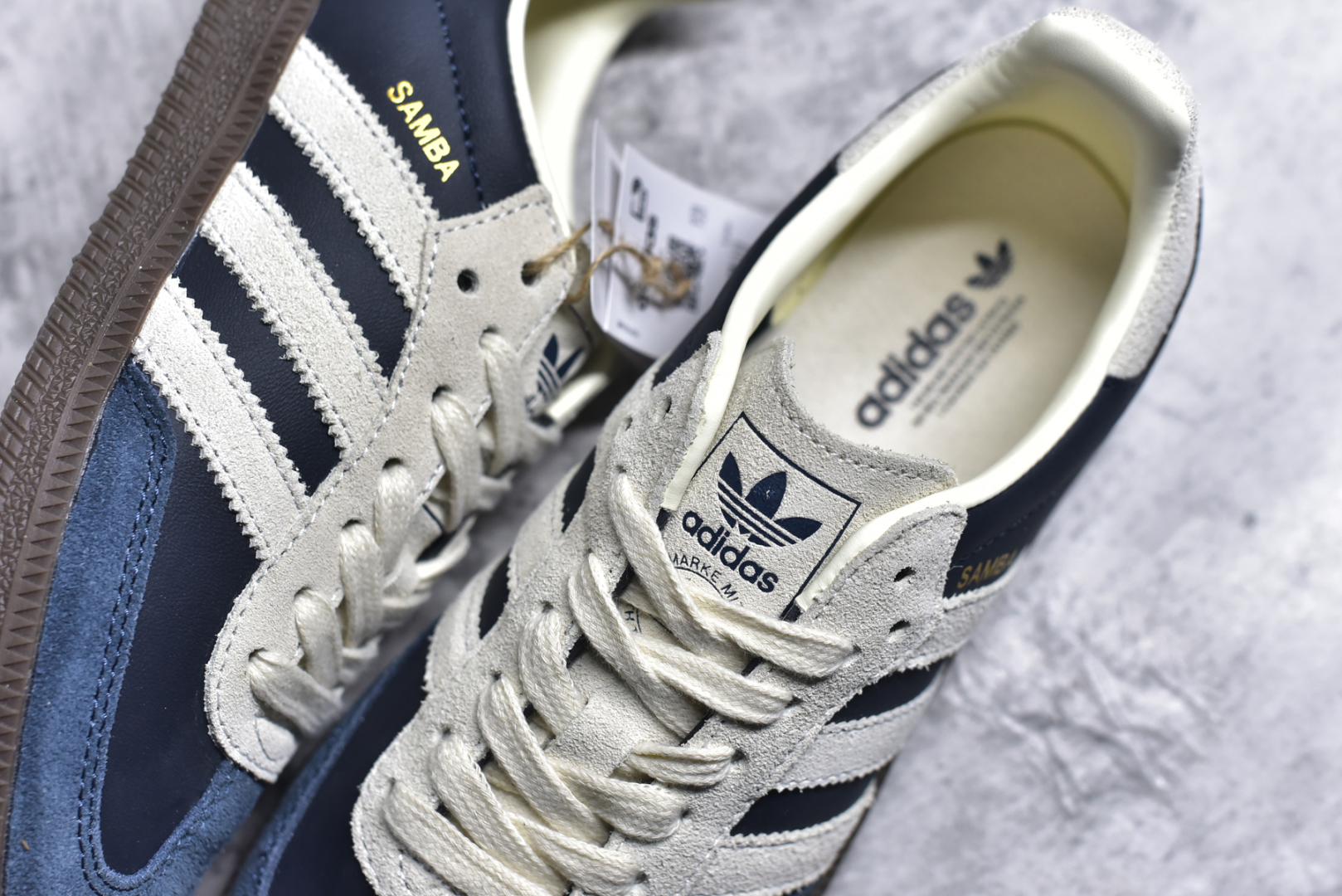 图片[9]-#AD Originals Samba OG\”Aurora Ink Cream White/Gum\”桑巴舞系列绅士德训足球风百搭低帮休闲运动板鞋“海军蓝米白焦糖底”JI3217 男女鞋真标半码制 升级原楦原纸版数据开发 采用移膜牛剖革革组合翻毛皮饰片鞋面材质 内环保可再生海玻璃鞋垫 外置RB耐磨防滑橡胶大底❗️ 尺码：35⅔ 36 36⅔ 37⅓ 38 38⅔ 39⅓ 40 40⅔ 41⅓ 42 42⅔ 43⅓ 44 44⅔ 45-选品中心