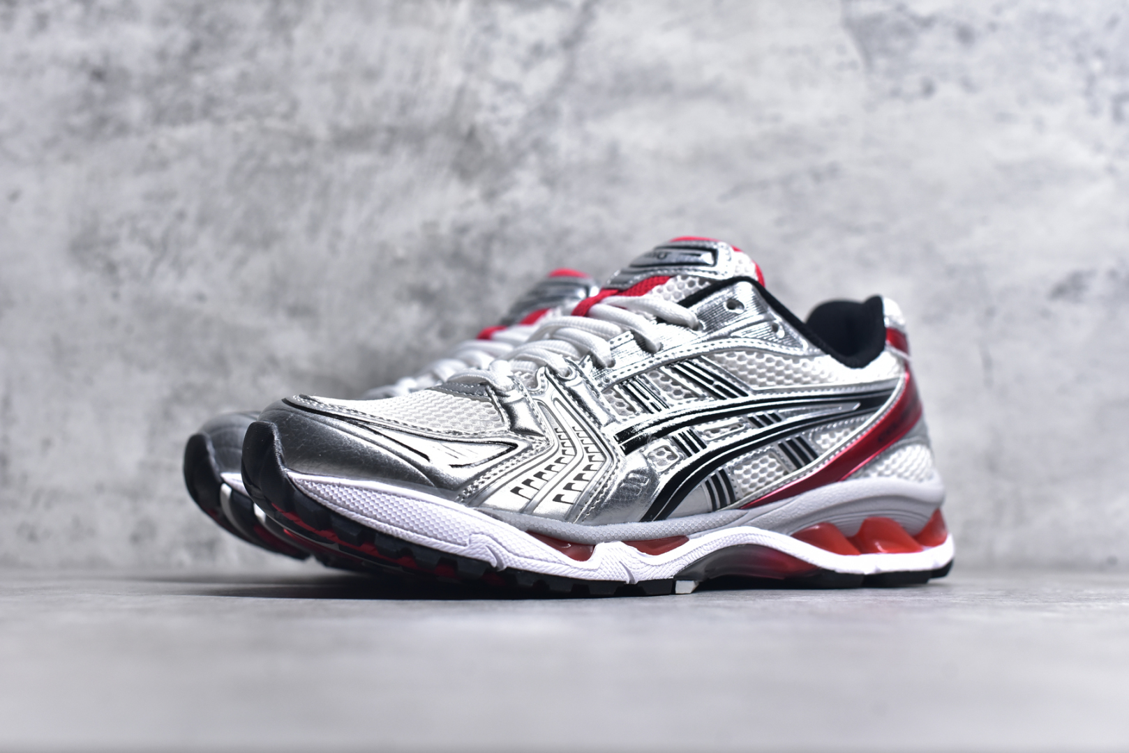 图片[2]-#ASICS GEL-KAYANO 14 亚瑟士K14系列户外复古潮流百搭织物合成革缓震休闲跑步鞋 原装纸板楦头开发 独家私模五层组合大底 原厂定制缓震硅胶加持 原盒原配 官方四联吊牌 原装Ortholite轻量化鞋垫 设计师 Hidenori Yamashita 以「Flash」一词为灵感 创造出未来感金属色鞋面 改造升级内在性能 由内而外全面革新 为 GEL-KAYANO 家族传承及经典跑鞋文化的延续 创下里程碑式作品 K14跑鞋重新诠释了复古的跑步形状 并以其 2000 年代后期的美学理念重新铺装 银色与蓝色的鞋面极为高档 网面铺陈与鞋面、鞋头多处细节位增添了透气性 鞋后跟部中底上以及多密度耐磨鞋底增加了 GEL 缓震胶 提供高抗冲击性、缓冲性、可保护脚部免受地面冲击的影响 穿着舒适性十足 尺码：35.5 36 37 37.5 38 39 39.5 40.5 41.5 42 42.5 43.5 44 45-选品中心