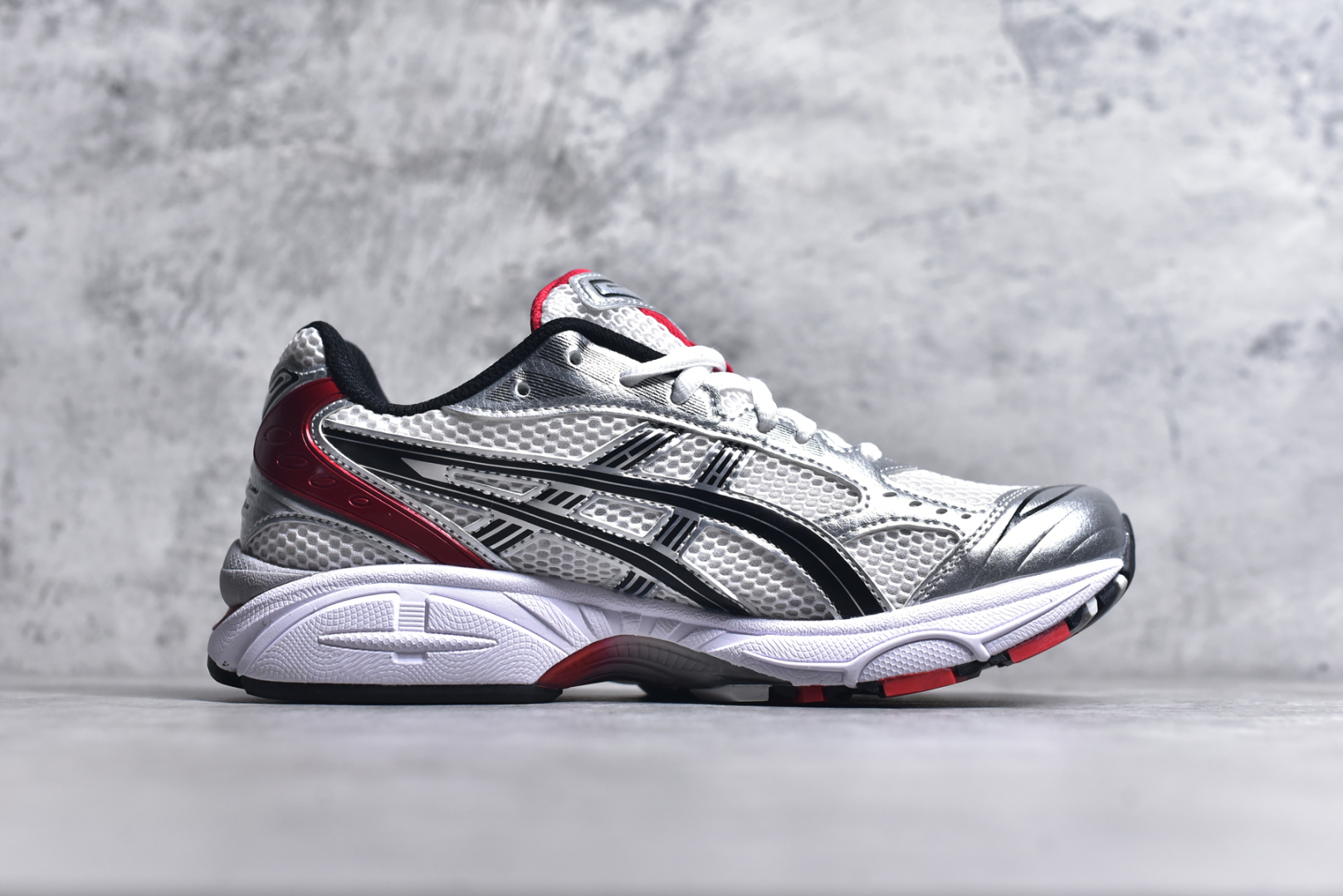 图片[3]-#ASICS GEL-KAYANO 14 亚瑟士K14系列户外复古潮流百搭织物合成革缓震休闲跑步鞋 原装纸板楦头开发 独家私模五层组合大底 原厂定制缓震硅胶加持 原盒原配 官方四联吊牌 原装Ortholite轻量化鞋垫 设计师 Hidenori Yamashita 以「Flash」一词为灵感 创造出未来感金属色鞋面 改造升级内在性能 由内而外全面革新 为 GEL-KAYANO 家族传承及经典跑鞋文化的延续 创下里程碑式作品 K14跑鞋重新诠释了复古的跑步形状 并以其 2000 年代后期的美学理念重新铺装 银色与蓝色的鞋面极为高档 网面铺陈与鞋面、鞋头多处细节位增添了透气性 鞋后跟部中底上以及多密度耐磨鞋底增加了 GEL 缓震胶 提供高抗冲击性、缓冲性、可保护脚部免受地面冲击的影响 穿着舒适性十足 尺码：35.5 36 37 37.5 38 39 39.5 40.5 41.5 42 42.5 43.5 44 45-选品中心