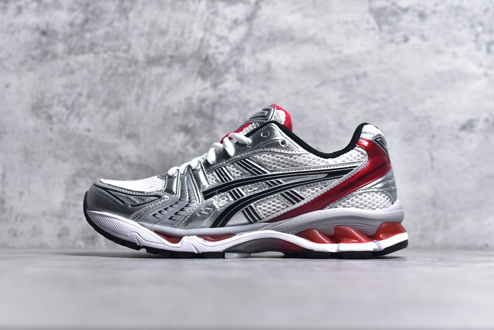 #ASICS GEL-KAYANO 14 亚瑟士K14系列户外复古潮流百搭织物合成革缓震休闲跑步鞋 原装纸板楦头开发 独家私模五层组合大底 原厂定制缓震硅胶加持 原盒原配 官方四联吊牌 原装Ortholite轻量化鞋垫 设计师 Hidenori Yamashita 以「Flash」一词为灵感 创造出未来感金属色鞋面 改造升级内在性能 由内而外全面革新 为 GEL-KAYANO 家族传承及经典跑鞋文化的延续 创下里程碑式作品 K14跑鞋重新诠释了复古的跑步形状 并以其 2000 年代后期的美学理念重新铺装 银色与蓝色的鞋面极为高档 网面铺陈与鞋面、鞋头多处细节位增添了透气性 鞋后跟部中底上以及多密度耐磨鞋底增加了 GEL 缓震胶 提供高抗冲击性、缓冲性、可保护脚部免受地面冲击的影响 穿着舒适性十足 尺码：35.5 36 37 37.5 38 39 39.5 40.5 41.5 42 42.5 43.5 44 45-选品中心