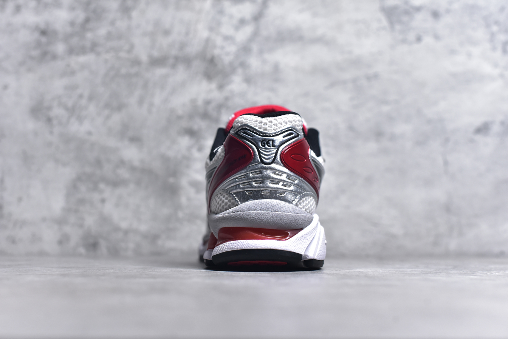图片[5]-#ASICS GEL-KAYANO 14 亚瑟士K14系列户外复古潮流百搭织物合成革缓震休闲跑步鞋 原装纸板楦头开发 独家私模五层组合大底 原厂定制缓震硅胶加持 原盒原配 官方四联吊牌 原装Ortholite轻量化鞋垫 设计师 Hidenori Yamashita 以「Flash」一词为灵感 创造出未来感金属色鞋面 改造升级内在性能 由内而外全面革新 为 GEL-KAYANO 家族传承及经典跑鞋文化的延续 创下里程碑式作品 K14跑鞋重新诠释了复古的跑步形状 并以其 2000 年代后期的美学理念重新铺装 银色与蓝色的鞋面极为高档 网面铺陈与鞋面、鞋头多处细节位增添了透气性 鞋后跟部中底上以及多密度耐磨鞋底增加了 GEL 缓震胶 提供高抗冲击性、缓冲性、可保护脚部免受地面冲击的影响 穿着舒适性十足 尺码：35.5 36 37 37.5 38 39 39.5 40.5 41.5 42 42.5 43.5 44 45-选品中心