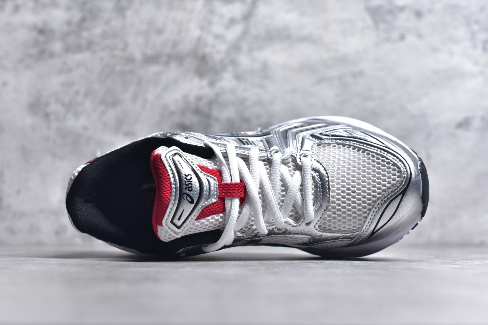 图片[4]-#ASICS GEL-KAYANO 14 亚瑟士K14系列户外复古潮流百搭织物合成革缓震休闲跑步鞋 原装纸板楦头开发 独家私模五层组合大底 原厂定制缓震硅胶加持 原盒原配 官方四联吊牌 原装Ortholite轻量化鞋垫 设计师 Hidenori Yamashita 以「Flash」一词为灵感 创造出未来感金属色鞋面 改造升级内在性能 由内而外全面革新 为 GEL-KAYANO 家族传承及经典跑鞋文化的延续 创下里程碑式作品 K14跑鞋重新诠释了复古的跑步形状 并以其 2000 年代后期的美学理念重新铺装 银色与蓝色的鞋面极为高档 网面铺陈与鞋面、鞋头多处细节位增添了透气性 鞋后跟部中底上以及多密度耐磨鞋底增加了 GEL 缓震胶 提供高抗冲击性、缓冲性、可保护脚部免受地面冲击的影响 穿着舒适性十足 尺码：35.5 36 37 37.5 38 39 39.5 40.5 41.5 42 42.5 43.5 44 45-选品中心