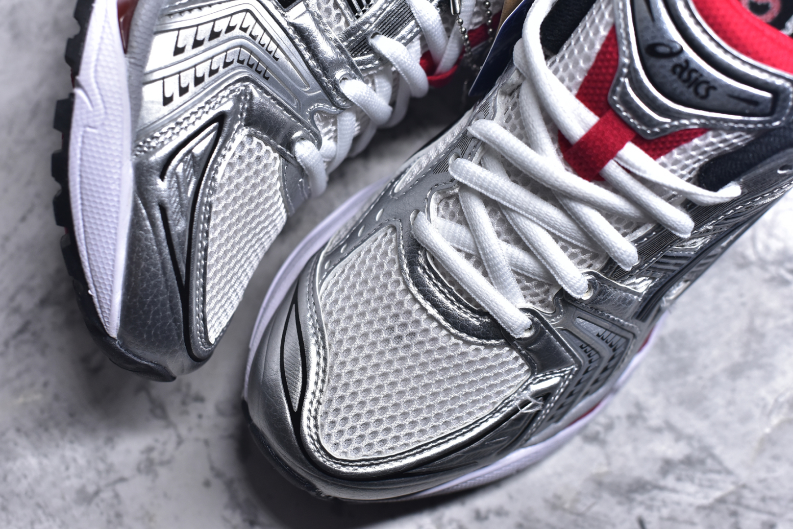 图片[8]-#ASICS GEL-KAYANO 14 亚瑟士K14系列户外复古潮流百搭织物合成革缓震休闲跑步鞋 原装纸板楦头开发 独家私模五层组合大底 原厂定制缓震硅胶加持 原盒原配 官方四联吊牌 原装Ortholite轻量化鞋垫 设计师 Hidenori Yamashita 以「Flash」一词为灵感 创造出未来感金属色鞋面 改造升级内在性能 由内而外全面革新 为 GEL-KAYANO 家族传承及经典跑鞋文化的延续 创下里程碑式作品 K14跑鞋重新诠释了复古的跑步形状 并以其 2000 年代后期的美学理念重新铺装 银色与蓝色的鞋面极为高档 网面铺陈与鞋面、鞋头多处细节位增添了透气性 鞋后跟部中底上以及多密度耐磨鞋底增加了 GEL 缓震胶 提供高抗冲击性、缓冲性、可保护脚部免受地面冲击的影响 穿着舒适性十足 尺码：35.5 36 37 37.5 38 39 39.5 40.5 41.5 42 42.5 43.5 44 45-选品中心