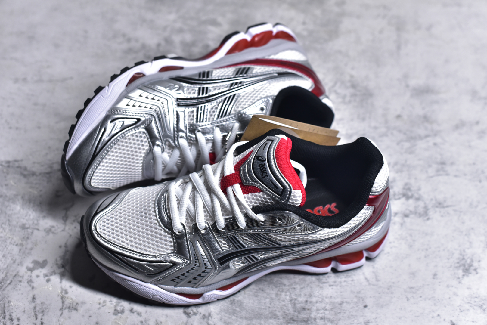 图片[7]-#ASICS GEL-KAYANO 14 亚瑟士K14系列户外复古潮流百搭织物合成革缓震休闲跑步鞋 原装纸板楦头开发 独家私模五层组合大底 原厂定制缓震硅胶加持 原盒原配 官方四联吊牌 原装Ortholite轻量化鞋垫 设计师 Hidenori Yamashita 以「Flash」一词为灵感 创造出未来感金属色鞋面 改造升级内在性能 由内而外全面革新 为 GEL-KAYANO 家族传承及经典跑鞋文化的延续 创下里程碑式作品 K14跑鞋重新诠释了复古的跑步形状 并以其 2000 年代后期的美学理念重新铺装 银色与蓝色的鞋面极为高档 网面铺陈与鞋面、鞋头多处细节位增添了透气性 鞋后跟部中底上以及多密度耐磨鞋底增加了 GEL 缓震胶 提供高抗冲击性、缓冲性、可保护脚部免受地面冲击的影响 穿着舒适性十足 尺码：35.5 36 37 37.5 38 39 39.5 40.5 41.5 42 42.5 43.5 44 45-选品中心