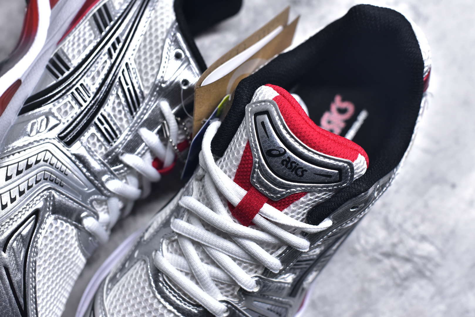 图片[9]-#ASICS GEL-KAYANO 14 亚瑟士K14系列户外复古潮流百搭织物合成革缓震休闲跑步鞋 原装纸板楦头开发 独家私模五层组合大底 原厂定制缓震硅胶加持 原盒原配 官方四联吊牌 原装Ortholite轻量化鞋垫 设计师 Hidenori Yamashita 以「Flash」一词为灵感 创造出未来感金属色鞋面 改造升级内在性能 由内而外全面革新 为 GEL-KAYANO 家族传承及经典跑鞋文化的延续 创下里程碑式作品 K14跑鞋重新诠释了复古的跑步形状 并以其 2000 年代后期的美学理念重新铺装 银色与蓝色的鞋面极为高档 网面铺陈与鞋面、鞋头多处细节位增添了透气性 鞋后跟部中底上以及多密度耐磨鞋底增加了 GEL 缓震胶 提供高抗冲击性、缓冲性、可保护脚部免受地面冲击的影响 穿着舒适性十足 尺码：35.5 36 37 37.5 38 39 39.5 40.5 41.5 42 42.5 43.5 44 45-选品中心