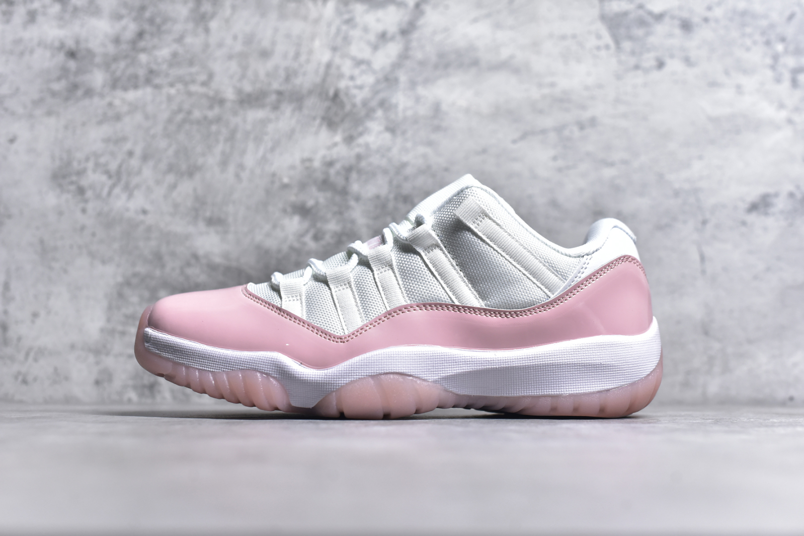 #Air Jordan 11 retro Low “Legend Pink” 白度粉色低帮 最高工艺复刻 原装无色差修正 #原楦原纸板开发 纯正十一代版型 #原底真实气垫 回弹反馈充足 完美鞋楦打造 市面最高工艺 货号： AH7860 160CF 尺码：36 36.5 37.5 38 38.5 39 40 40.5 41 42 42.5 43 44-选品中心