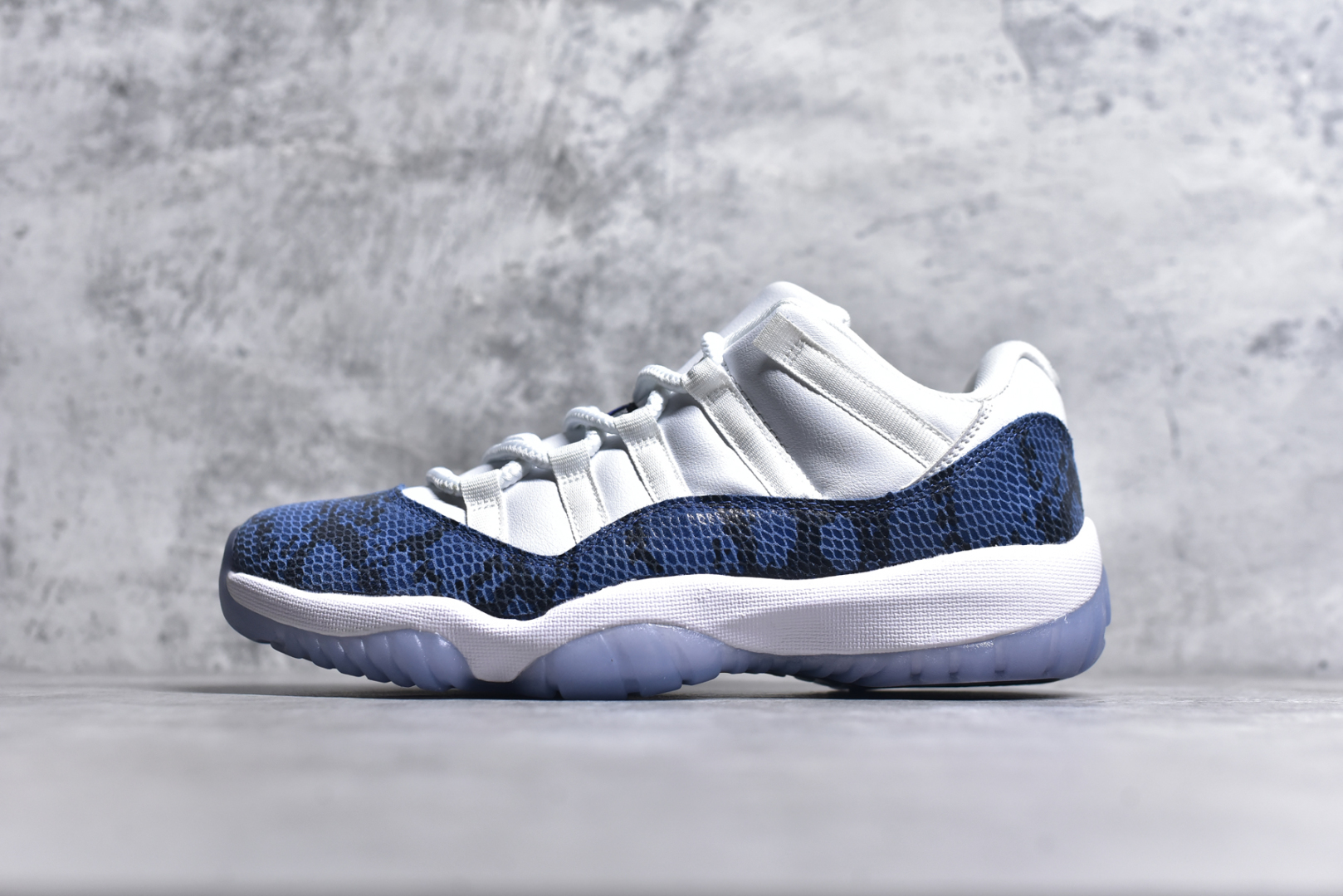 #Air Jordan 11 Low \”Navy Snakeskin\” AJ11 蓝蛇 原装碳板 原纸板开发 上脚极致充正 限定原盒 纯原质感 进口头层皮料 中底拉帮线 整体清洁度等各方面细节完全一致 碾压市面诸多嘴炮\”纯原\” 请自觉区分市场错误版本👏 货号： CD6846 102CF 尺码：40 41 42 42.5 43 44 44.5 46-选品中心
