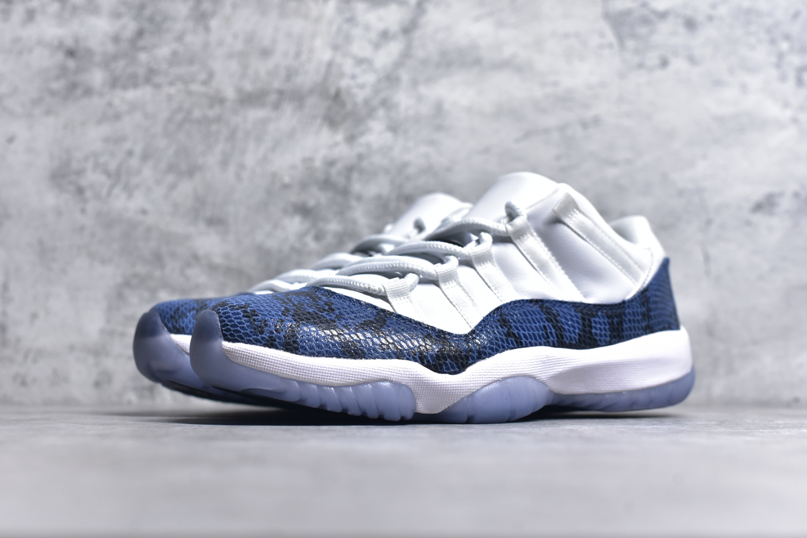 图片[2]-#Air Jordan 11 Low \”Navy Snakeskin\” AJ11 蓝蛇 原装碳板 原纸板开发 上脚极致充正 限定原盒 纯原质感 进口头层皮料 中底拉帮线 整体清洁度等各方面细节完全一致 碾压市面诸多嘴炮\”纯原\” 请自觉区分市场错误版本👏 货号： CD6846 102CF 尺码：40 41 42 42.5 43 44 44.5 46-选品中心