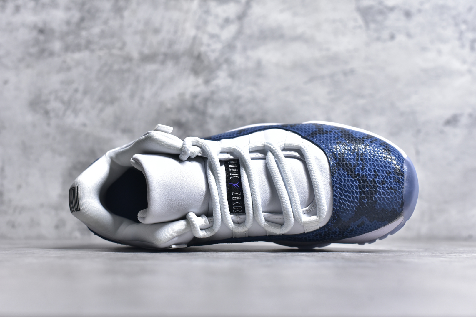 图片[4]-#Air Jordan 11 Low \”Navy Snakeskin\” AJ11 蓝蛇 原装碳板 原纸板开发 上脚极致充正 限定原盒 纯原质感 进口头层皮料 中底拉帮线 整体清洁度等各方面细节完全一致 碾压市面诸多嘴炮\”纯原\” 请自觉区分市场错误版本👏 货号： CD6846 102CF 尺码：40 41 42 42.5 43 44 44.5 46-选品中心