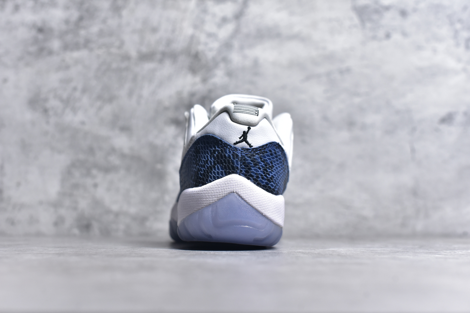 图片[5]-#Air Jordan 11 Low \”Navy Snakeskin\” AJ11 蓝蛇 原装碳板 原纸板开发 上脚极致充正 限定原盒 纯原质感 进口头层皮料 中底拉帮线 整体清洁度等各方面细节完全一致 碾压市面诸多嘴炮\”纯原\” 请自觉区分市场错误版本👏 货号： CD6846 102CF 尺码：40 41 42 42.5 43 44 44.5 46-选品中心