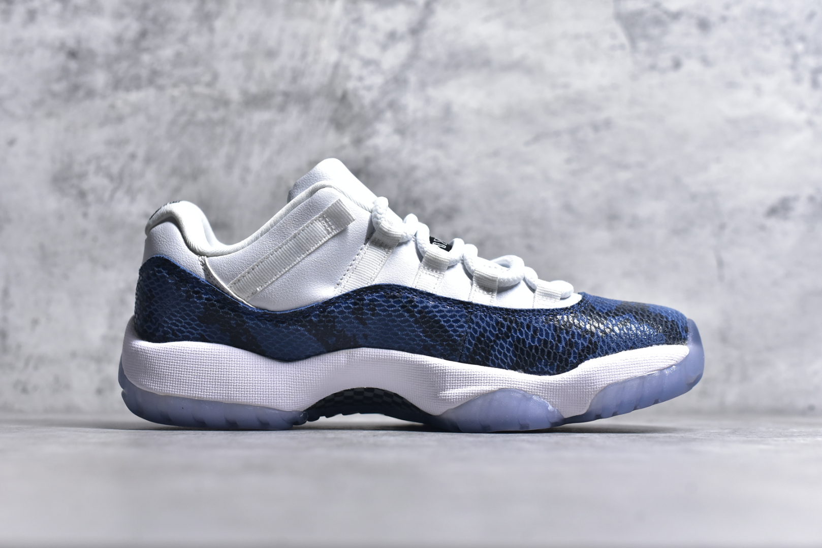 图片[3]-#Air Jordan 11 Low \”Navy Snakeskin\” AJ11 蓝蛇 原装碳板 原纸板开发 上脚极致充正 限定原盒 纯原质感 进口头层皮料 中底拉帮线 整体清洁度等各方面细节完全一致 碾压市面诸多嘴炮\”纯原\” 请自觉区分市场错误版本👏 货号： CD6846 102CF 尺码：40 41 42 42.5 43 44 44.5 46-选品中心