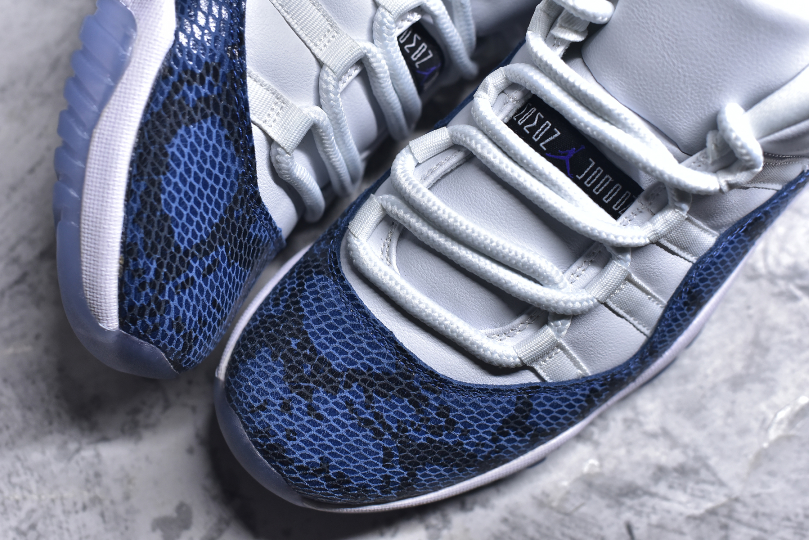 图片[8]-#Air Jordan 11 Low \”Navy Snakeskin\” AJ11 蓝蛇 原装碳板 原纸板开发 上脚极致充正 限定原盒 纯原质感 进口头层皮料 中底拉帮线 整体清洁度等各方面细节完全一致 碾压市面诸多嘴炮\”纯原\” 请自觉区分市场错误版本👏 货号： CD6846 102CF 尺码：40 41 42 42.5 43 44 44.5 46-选品中心