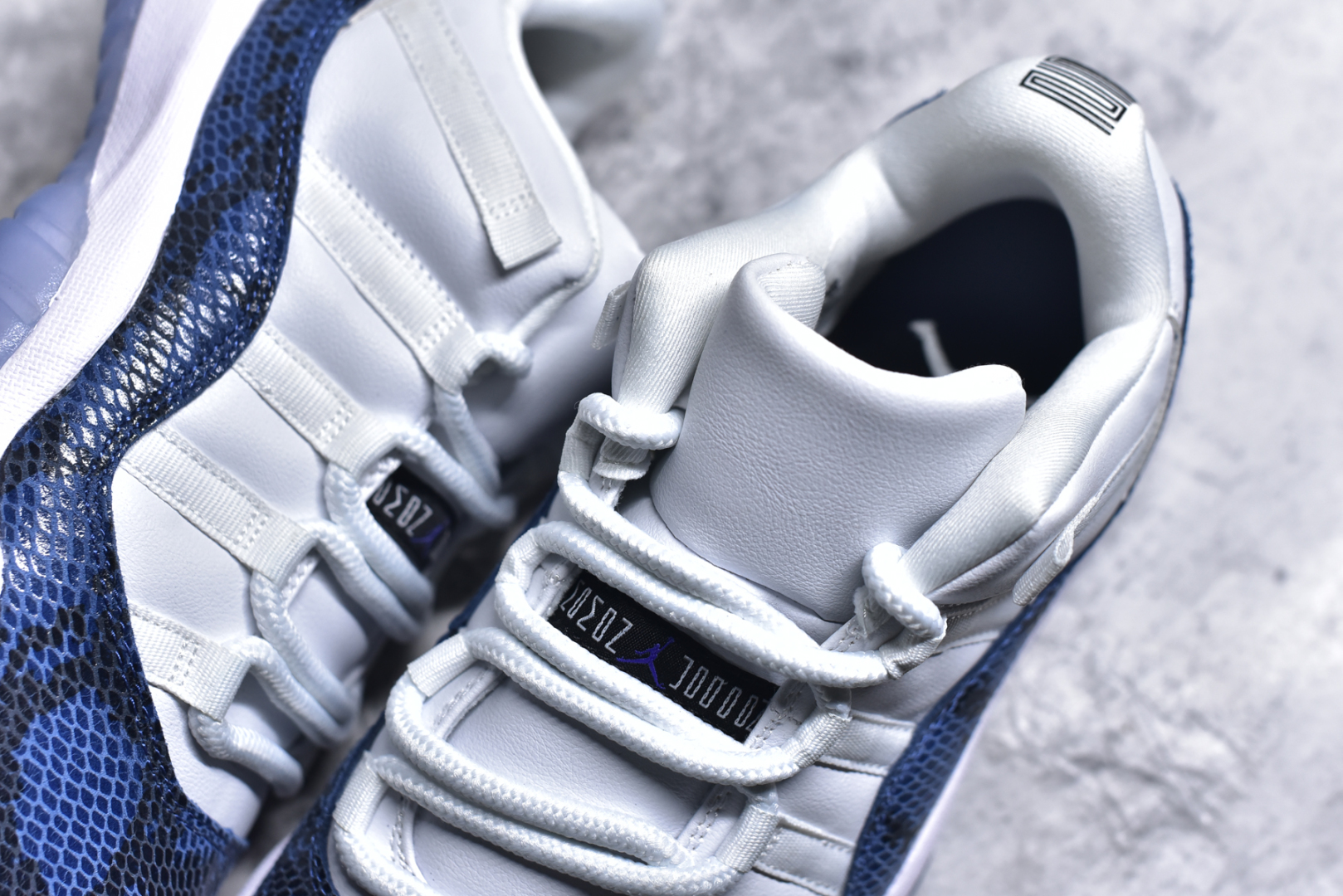 图片[9]-#Air Jordan 11 Low \”Navy Snakeskin\” AJ11 蓝蛇 原装碳板 原纸板开发 上脚极致充正 限定原盒 纯原质感 进口头层皮料 中底拉帮线 整体清洁度等各方面细节完全一致 碾压市面诸多嘴炮\”纯原\” 请自觉区分市场错误版本👏 货号： CD6846 102CF 尺码：40 41 42 42.5 43 44 44.5 46-选品中心