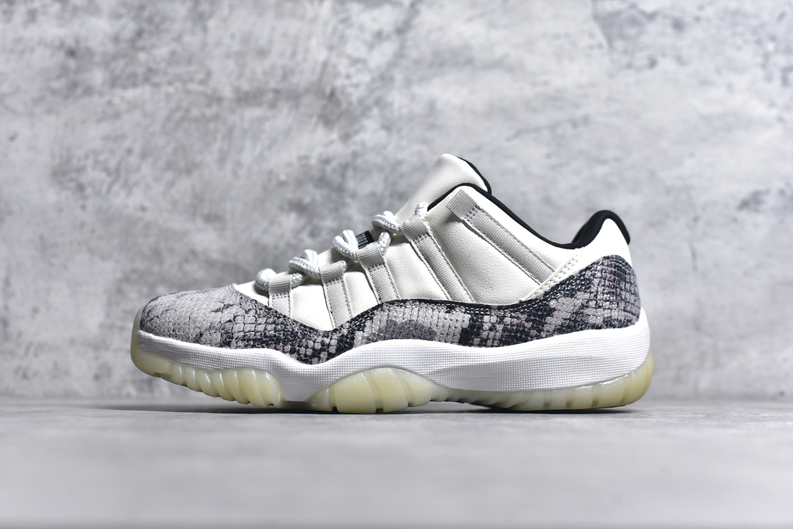 #Air Jordan 11 Low \”Snakeskin\” AJ11 蛇纹 原装碳板 原纸板开发 上脚极致充正 限定原盒 纯原质感 进口头层皮料 中底拉帮线 整体清洁度等各方面细节完全一致 碾压市面诸多嘴炮\”纯原\” 请自觉区分市场错误版本👏 货号： CD6846 002CF 尺码：40 41 42 42.5 43 44 44.5 46-选品中心