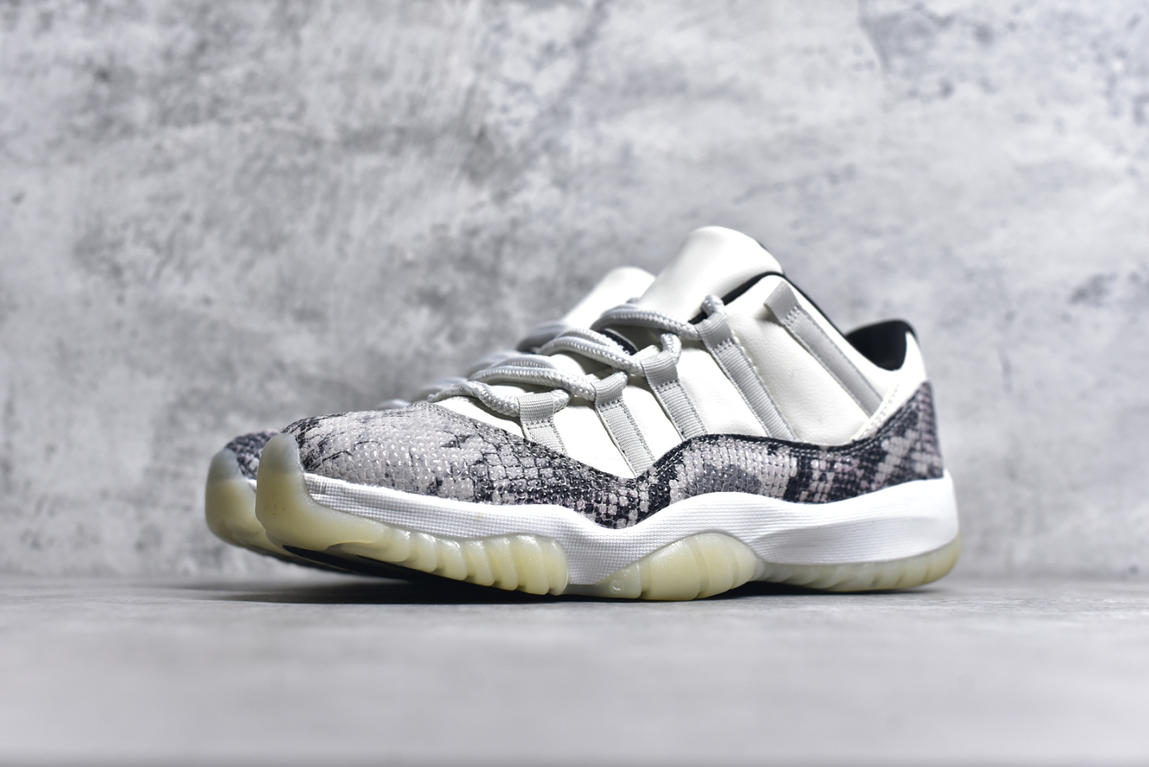 图片[2]-#Air Jordan 11 Low \”Snakeskin\” AJ11 蛇纹 原装碳板 原纸板开发 上脚极致充正 限定原盒 纯原质感 进口头层皮料 中底拉帮线 整体清洁度等各方面细节完全一致 碾压市面诸多嘴炮\”纯原\” 请自觉区分市场错误版本👏 货号： CD6846 002CF 尺码：40 41 42 42.5 43 44 44.5 46-选品中心