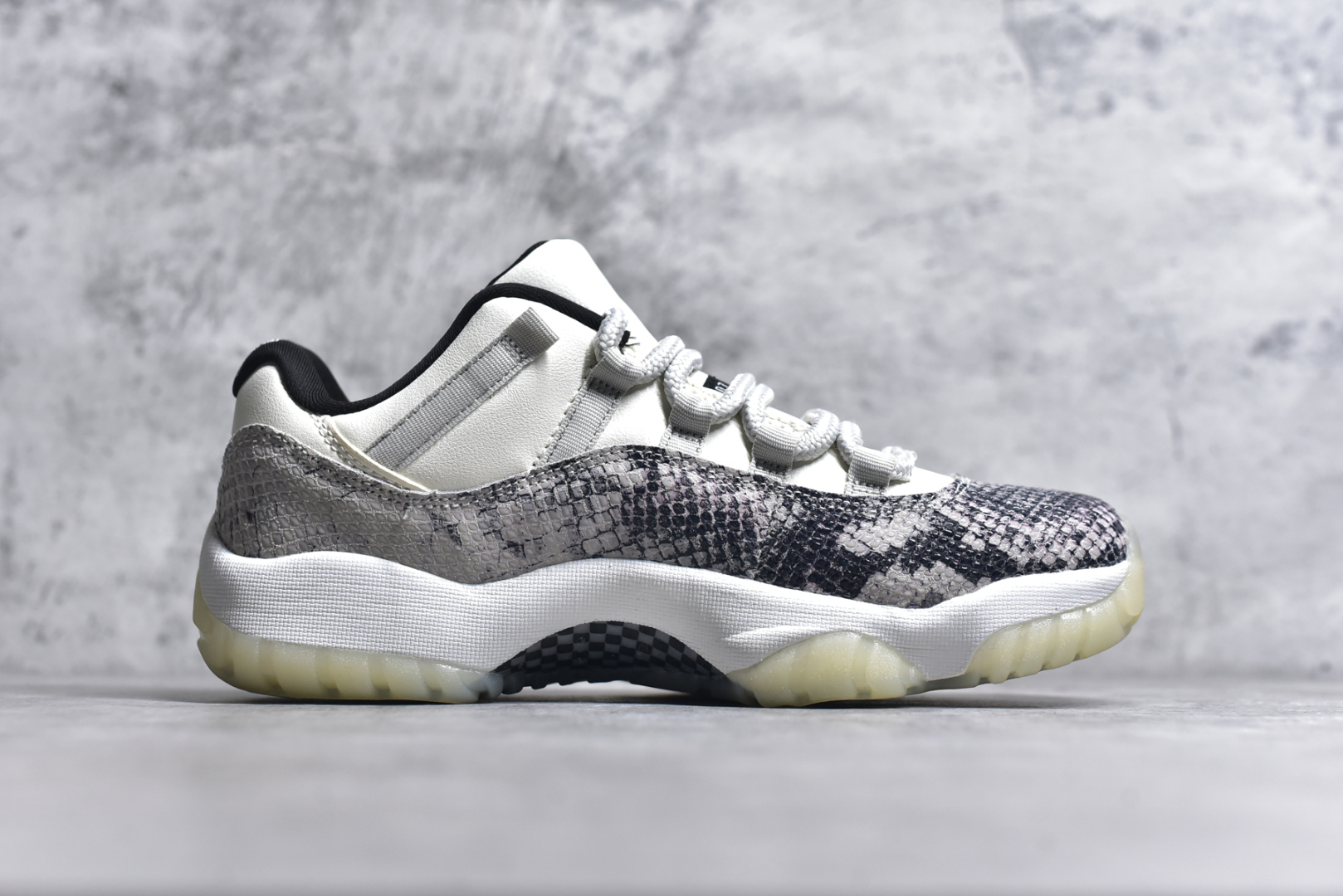 图片[3]-#Air Jordan 11 Low \”Snakeskin\” AJ11 蛇纹 原装碳板 原纸板开发 上脚极致充正 限定原盒 纯原质感 进口头层皮料 中底拉帮线 整体清洁度等各方面细节完全一致 碾压市面诸多嘴炮\”纯原\” 请自觉区分市场错误版本👏 货号： CD6846 002CF 尺码：40 41 42 42.5 43 44 44.5 46-选品中心