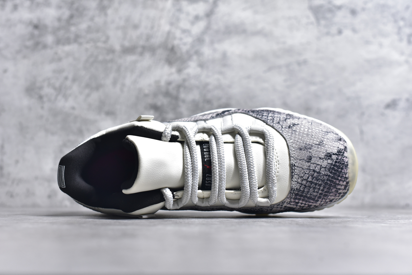 图片[4]-#Air Jordan 11 Low \”Snakeskin\” AJ11 蛇纹 原装碳板 原纸板开发 上脚极致充正 限定原盒 纯原质感 进口头层皮料 中底拉帮线 整体清洁度等各方面细节完全一致 碾压市面诸多嘴炮\”纯原\” 请自觉区分市场错误版本👏 货号： CD6846 002CF 尺码：40 41 42 42.5 43 44 44.5 46-选品中心