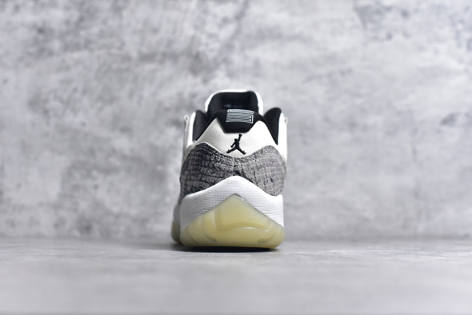 图片[5]-#Air Jordan 11 Low \”Snakeskin\” AJ11 蛇纹 原装碳板 原纸板开发 上脚极致充正 限定原盒 纯原质感 进口头层皮料 中底拉帮线 整体清洁度等各方面细节完全一致 碾压市面诸多嘴炮\”纯原\” 请自觉区分市场错误版本👏 货号： CD6846 002CF 尺码：40 41 42 42.5 43 44 44.5 46-选品中心