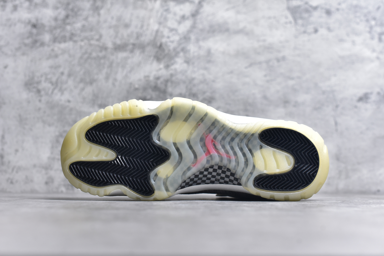 图片[6]-#Air Jordan 11 Low \”Snakeskin\” AJ11 蛇纹 原装碳板 原纸板开发 上脚极致充正 限定原盒 纯原质感 进口头层皮料 中底拉帮线 整体清洁度等各方面细节完全一致 碾压市面诸多嘴炮\”纯原\” 请自觉区分市场错误版本👏 货号： CD6846 002CF 尺码：40 41 42 42.5 43 44 44.5 46-选品中心