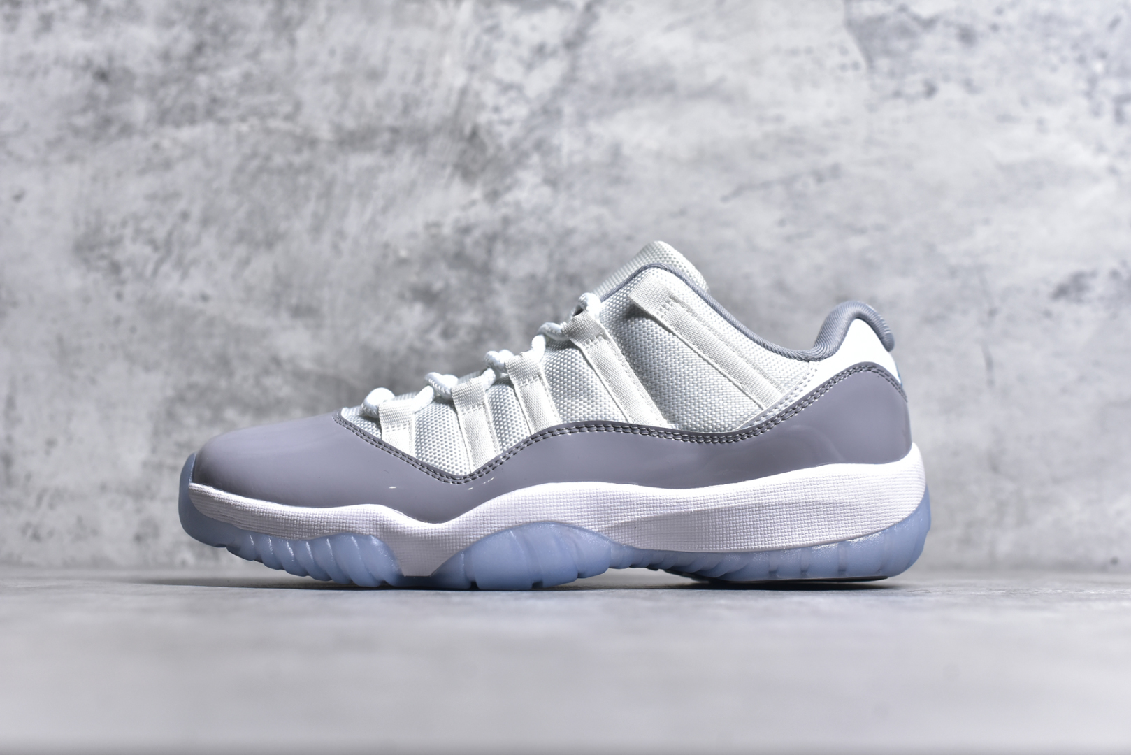 #Air Jordan 11 Low \”Cement Grey\” AJ11 酷灰 东莞大厂纯原出品 采购原装碳纤 原纸板开发 上脚极致充正 限定原盒 纯原质感 进口头层皮料 中底拉帮线 整体清洁度等各方面细节完全一致 碾压市面诸多嘴炮\”纯原\” 请自觉区分市场错误版本👏 货号： AV2187 140CF 尺码：40 41 42 42.5 43 44 44.5 46 47.5-选品中心