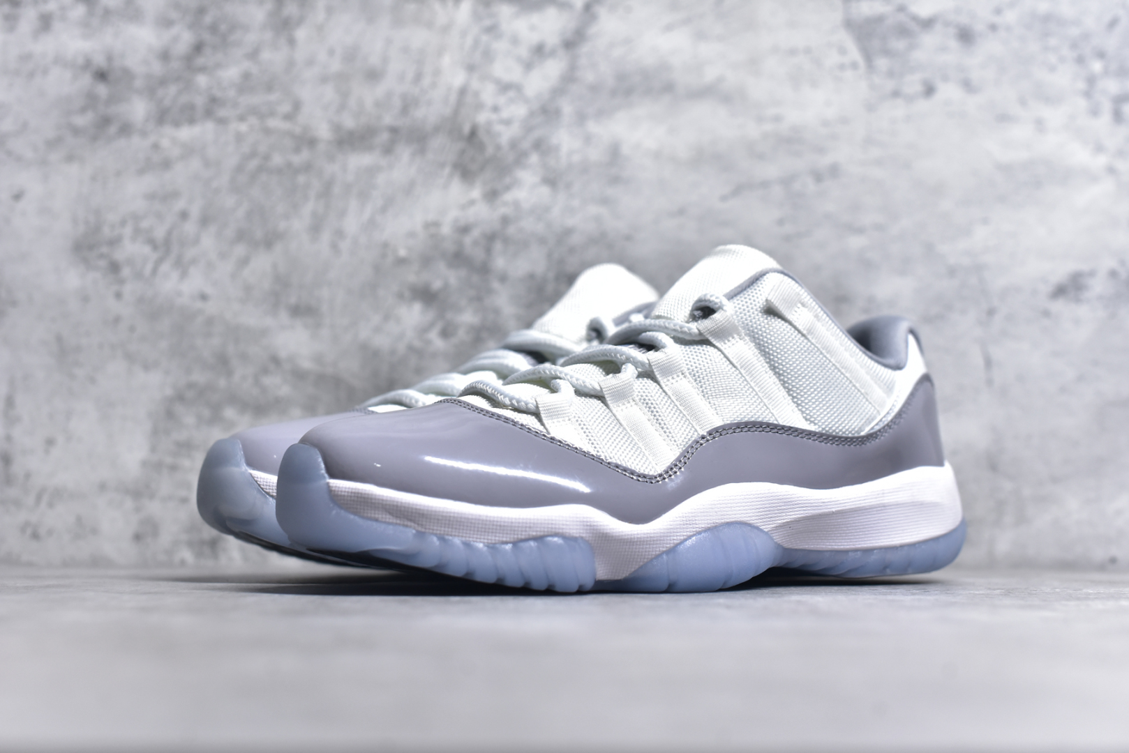 图片[2]-#Air Jordan 11 Low \”Cement Grey\” AJ11 酷灰 东莞大厂纯原出品 采购原装碳纤 原纸板开发 上脚极致充正 限定原盒 纯原质感 进口头层皮料 中底拉帮线 整体清洁度等各方面细节完全一致 碾压市面诸多嘴炮\”纯原\” 请自觉区分市场错误版本👏 货号： AV2187 140CF 尺码：40 41 42 42.5 43 44 44.5 46 47.5-选品中心