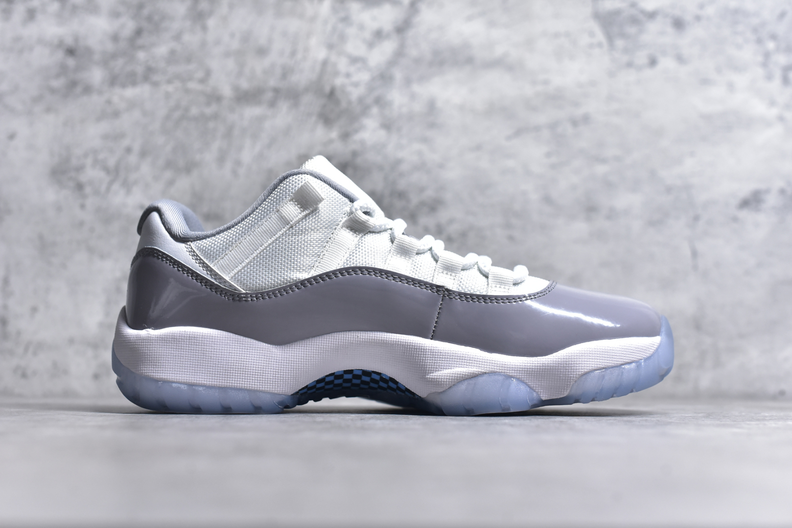 图片[3]-#Air Jordan 11 Low \”Cement Grey\” AJ11 酷灰 东莞大厂纯原出品 采购原装碳纤 原纸板开发 上脚极致充正 限定原盒 纯原质感 进口头层皮料 中底拉帮线 整体清洁度等各方面细节完全一致 碾压市面诸多嘴炮\”纯原\” 请自觉区分市场错误版本👏 货号： AV2187 140CF 尺码：40 41 42 42.5 43 44 44.5 46 47.5-选品中心