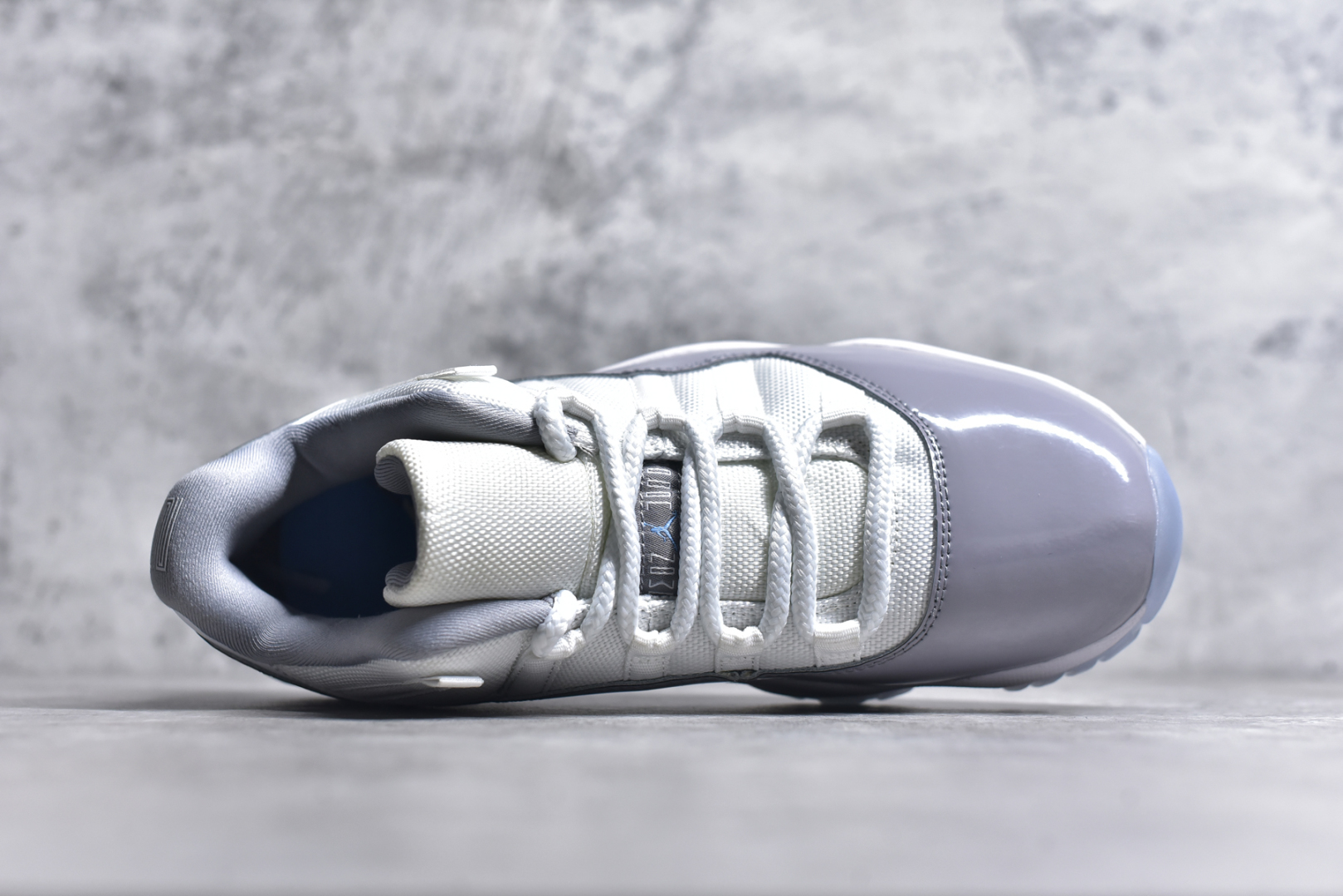 图片[4]-#Air Jordan 11 Low \”Cement Grey\” AJ11 酷灰 东莞大厂纯原出品 采购原装碳纤 原纸板开发 上脚极致充正 限定原盒 纯原质感 进口头层皮料 中底拉帮线 整体清洁度等各方面细节完全一致 碾压市面诸多嘴炮\”纯原\” 请自觉区分市场错误版本👏 货号： AV2187 140CF 尺码：40 41 42 42.5 43 44 44.5 46 47.5-选品中心