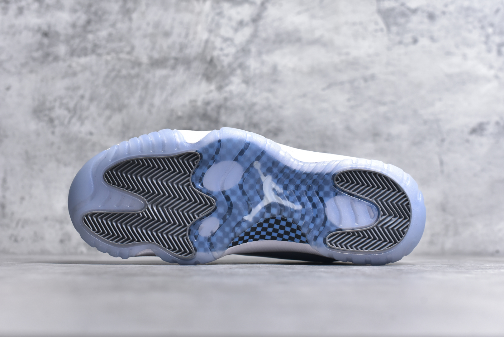 图片[6]-#Air Jordan 11 Low \”Cement Grey\” AJ11 酷灰 东莞大厂纯原出品 采购原装碳纤 原纸板开发 上脚极致充正 限定原盒 纯原质感 进口头层皮料 中底拉帮线 整体清洁度等各方面细节完全一致 碾压市面诸多嘴炮\”纯原\” 请自觉区分市场错误版本👏 货号： AV2187 140CF 尺码：40 41 42 42.5 43 44 44.5 46 47.5-选品中心