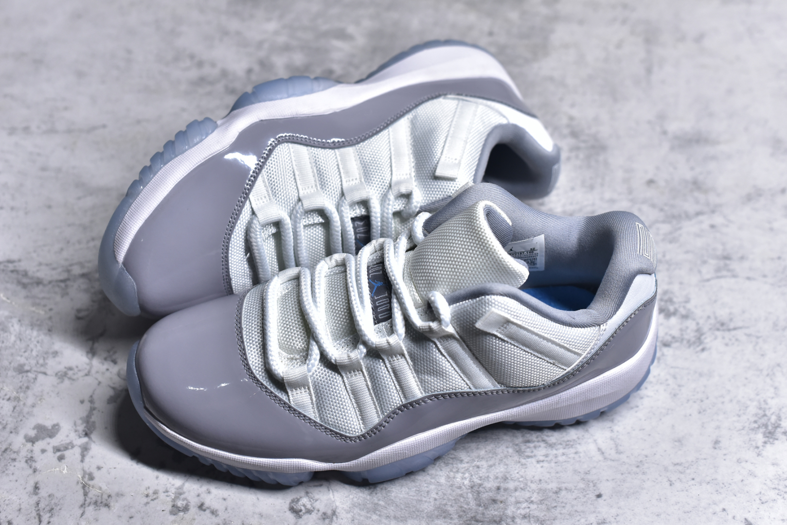 图片[7]-#Air Jordan 11 Low \”Cement Grey\” AJ11 酷灰 东莞大厂纯原出品 采购原装碳纤 原纸板开发 上脚极致充正 限定原盒 纯原质感 进口头层皮料 中底拉帮线 整体清洁度等各方面细节完全一致 碾压市面诸多嘴炮\”纯原\” 请自觉区分市场错误版本👏 货号： AV2187 140CF 尺码：40 41 42 42.5 43 44 44.5 46 47.5-选品中心