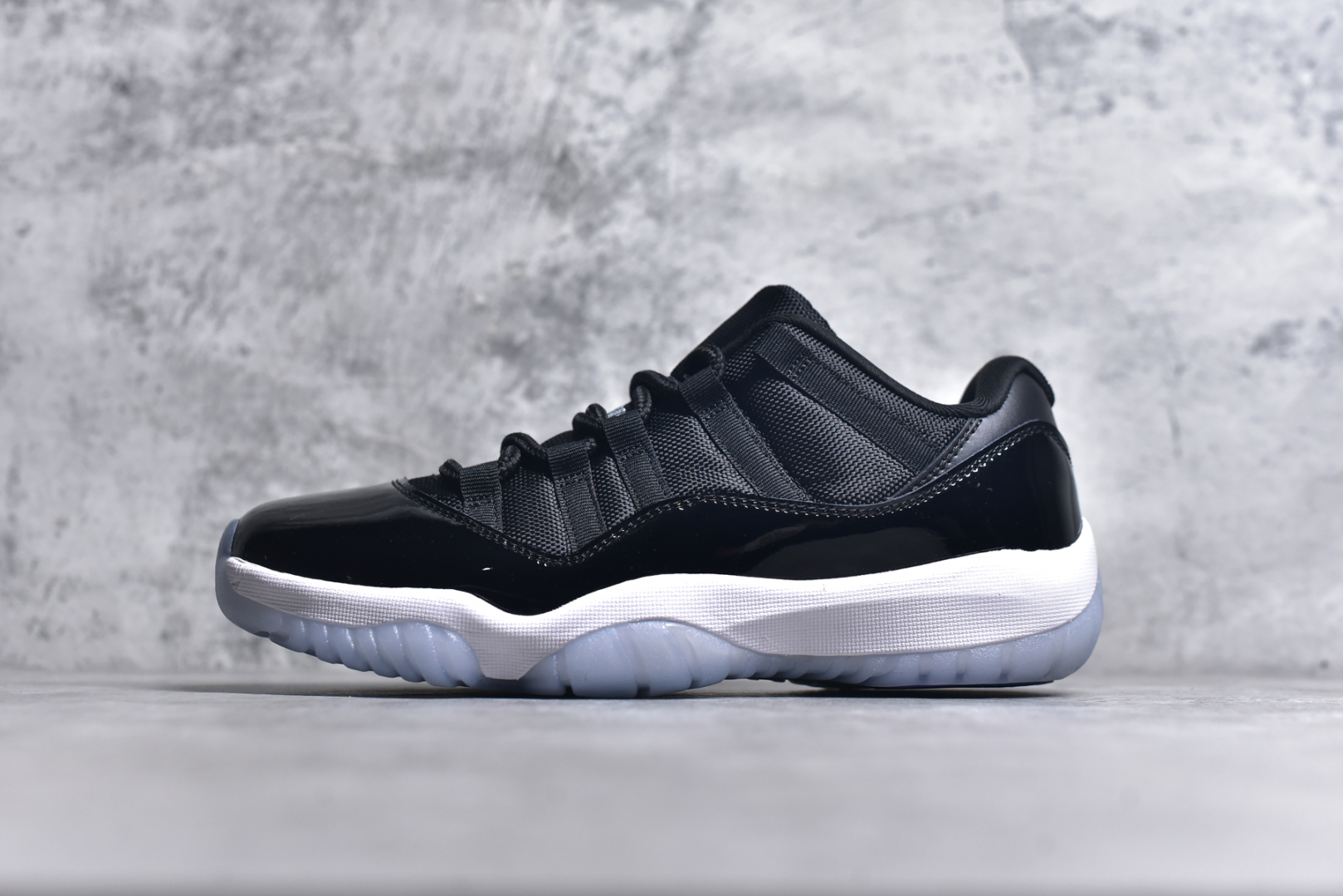 #Air Jordan 11 Low \”Space Jam\” AJ11 大灌篮 原装碳板 采购原装碳纤 原纸板开发 上脚极致充正 限定原盒 纯原质感 进口头层皮料 中底拉帮线 整体清洁度等各方面细节完全一致 碾压市面诸多嘴炮\”纯原\” 请自觉区分市场错误版本👏 货号： FV5104 004CF 尺码：40 41 42 42.5 43 44 44.5 46 47.5-选品中心