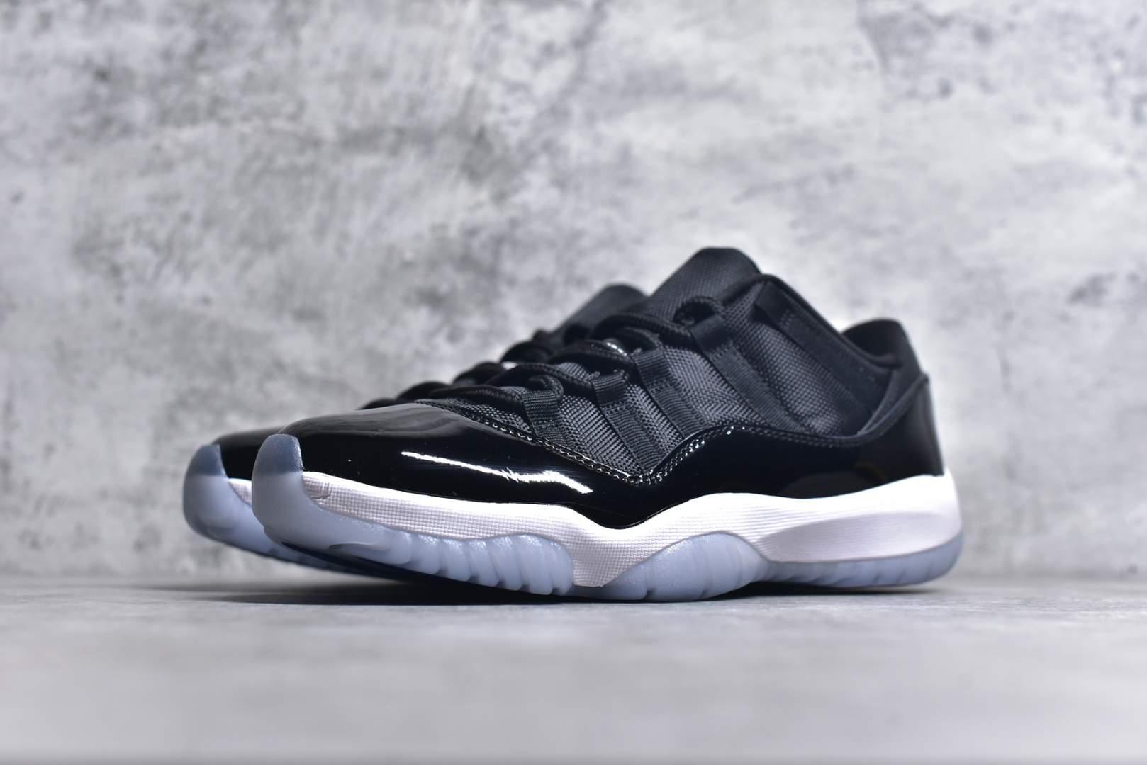 图片[2]-#Air Jordan 11 Low \”Space Jam\” AJ11 大灌篮 原装碳板 采购原装碳纤 原纸板开发 上脚极致充正 限定原盒 纯原质感 进口头层皮料 中底拉帮线 整体清洁度等各方面细节完全一致 碾压市面诸多嘴炮\”纯原\” 请自觉区分市场错误版本👏 货号： FV5104 004CF 尺码：40 41 42 42.5 43 44 44.5 46 47.5-选品中心