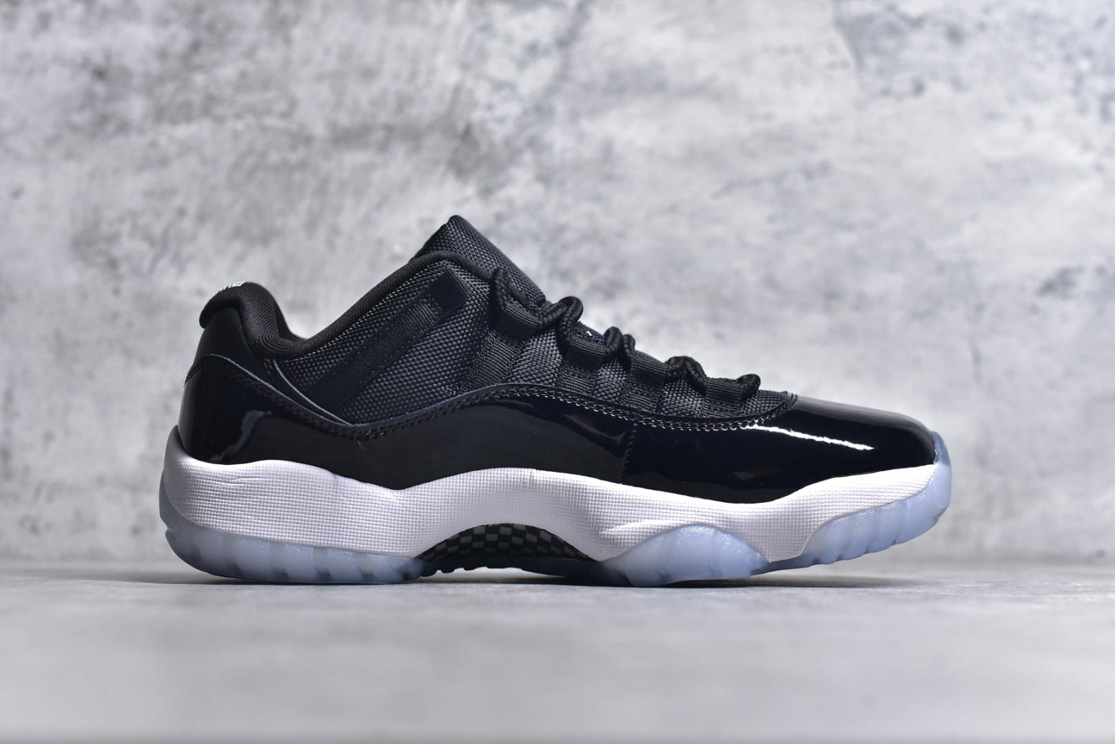 图片[3]-#Air Jordan 11 Low \”Space Jam\” AJ11 大灌篮 原装碳板 采购原装碳纤 原纸板开发 上脚极致充正 限定原盒 纯原质感 进口头层皮料 中底拉帮线 整体清洁度等各方面细节完全一致 碾压市面诸多嘴炮\”纯原\” 请自觉区分市场错误版本👏 货号： FV5104 004CF 尺码：40 41 42 42.5 43 44 44.5 46 47.5-选品中心
