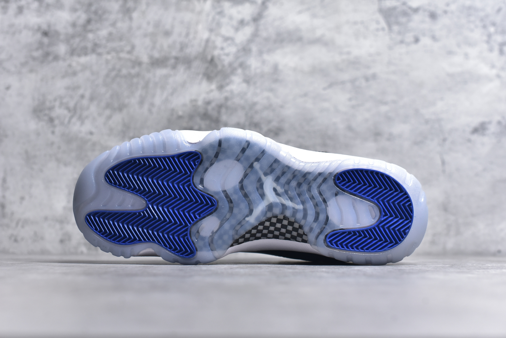 图片[6]-#Air Jordan 11 Low \”Space Jam\” AJ11 大灌篮 原装碳板 采购原装碳纤 原纸板开发 上脚极致充正 限定原盒 纯原质感 进口头层皮料 中底拉帮线 整体清洁度等各方面细节完全一致 碾压市面诸多嘴炮\”纯原\” 请自觉区分市场错误版本👏 货号： FV5104 004CF 尺码：40 41 42 42.5 43 44 44.5 46 47.5-选品中心