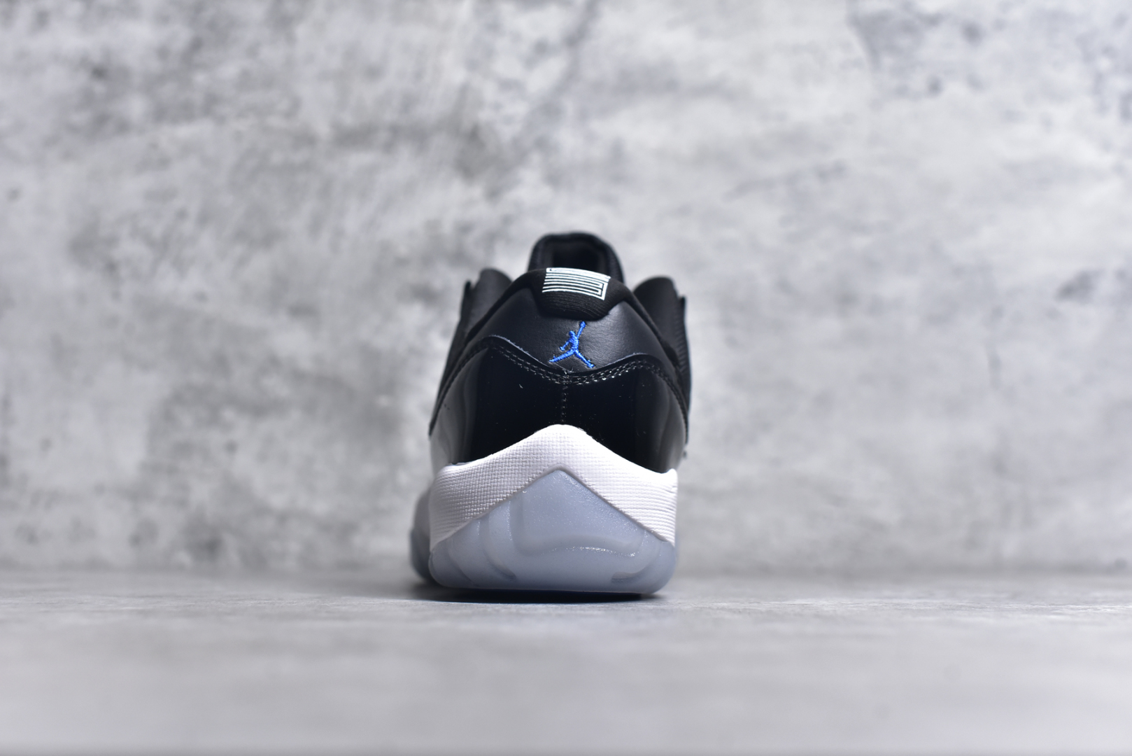 图片[5]-#Air Jordan 11 Low \”Space Jam\” AJ11 大灌篮 原装碳板 采购原装碳纤 原纸板开发 上脚极致充正 限定原盒 纯原质感 进口头层皮料 中底拉帮线 整体清洁度等各方面细节完全一致 碾压市面诸多嘴炮\”纯原\” 请自觉区分市场错误版本👏 货号： FV5104 004CF 尺码：40 41 42 42.5 43 44 44.5 46 47.5-选品中心
