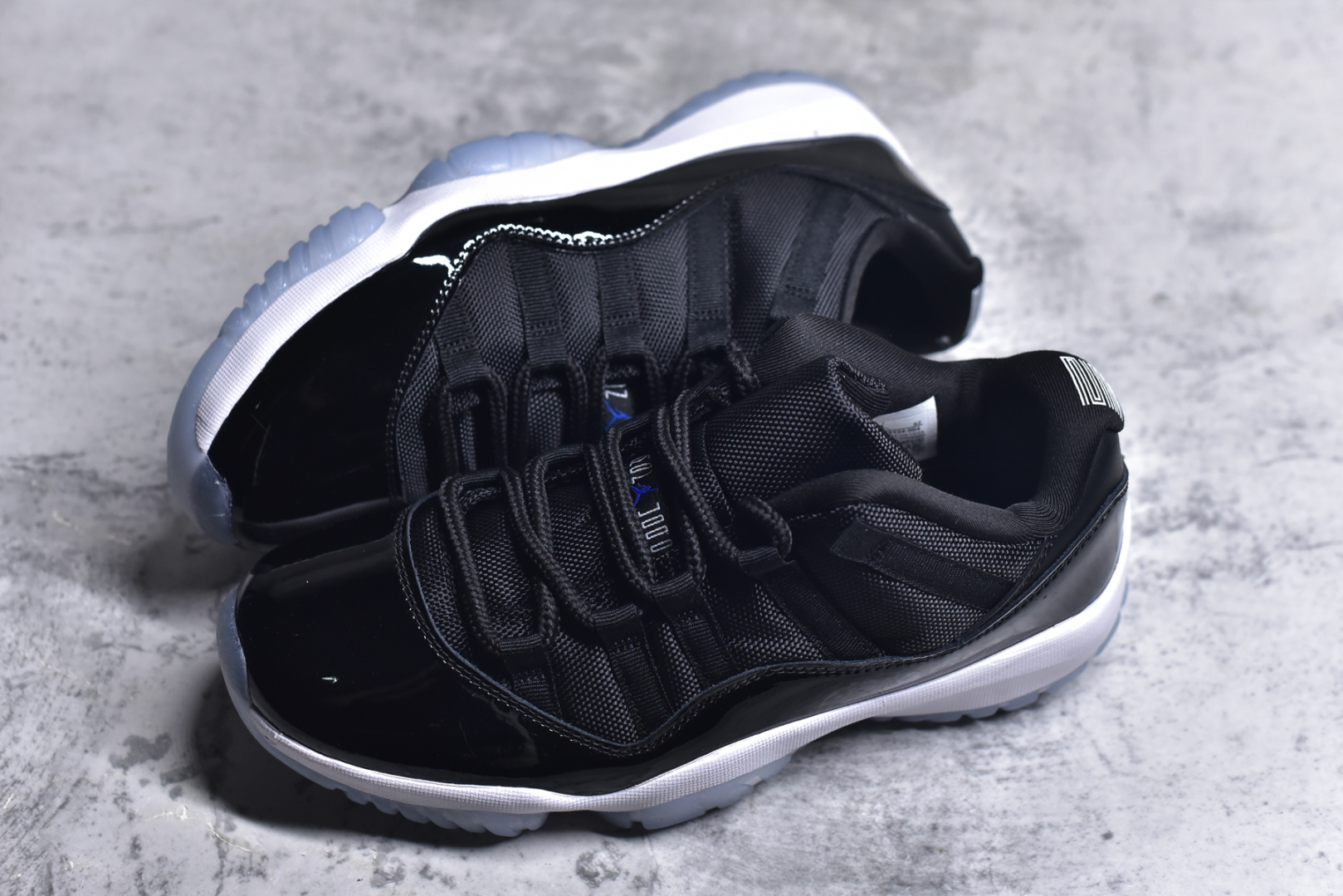 图片[7]-#Air Jordan 11 Low \”Space Jam\” AJ11 大灌篮 原装碳板 采购原装碳纤 原纸板开发 上脚极致充正 限定原盒 纯原质感 进口头层皮料 中底拉帮线 整体清洁度等各方面细节完全一致 碾压市面诸多嘴炮\”纯原\” 请自觉区分市场错误版本👏 货号： FV5104 004CF 尺码：40 41 42 42.5 43 44 44.5 46 47.5-选品中心