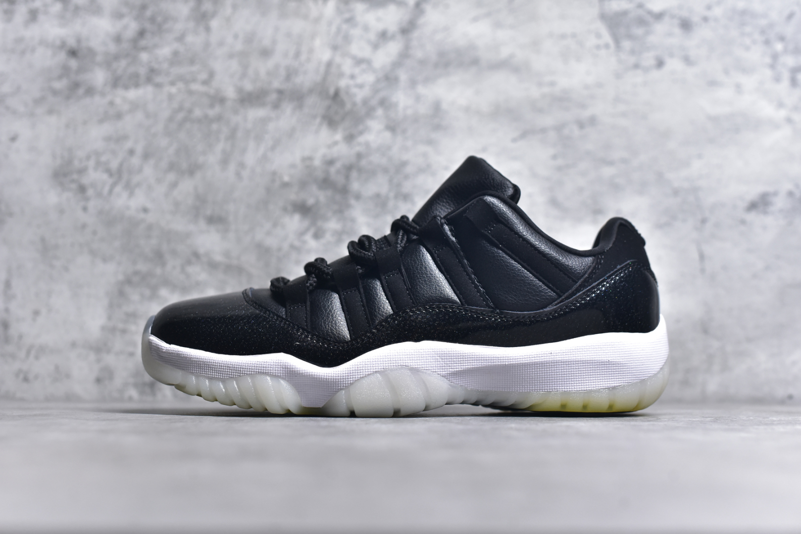 #Air Jordan AJ11 Low \”72-10\” 大魔王低帮 货号：AV2187-001 原楦原档案数据开模打造 原厂中底拉帮钢印 原厂漆皮 防冻不开裂 头层皮料 原装鞋撑 水晶大底正确色度色泽 原楦原数据刺绣 原厂车缝走线及对位 毫厘不差 飞人logo采用原数据电脑刺绣 原装正品碳纤维真实碳板 增强抗扭 原内标 原盒标 正确官方原盒 原厂防氧化水晶外底 原厂配套厂全掌solo气垫 尺码：36 36.5 37.5 38 38.5 39 40 40.5 41 42 42.5 43 44 44.5 45 46 47.5-选品中心