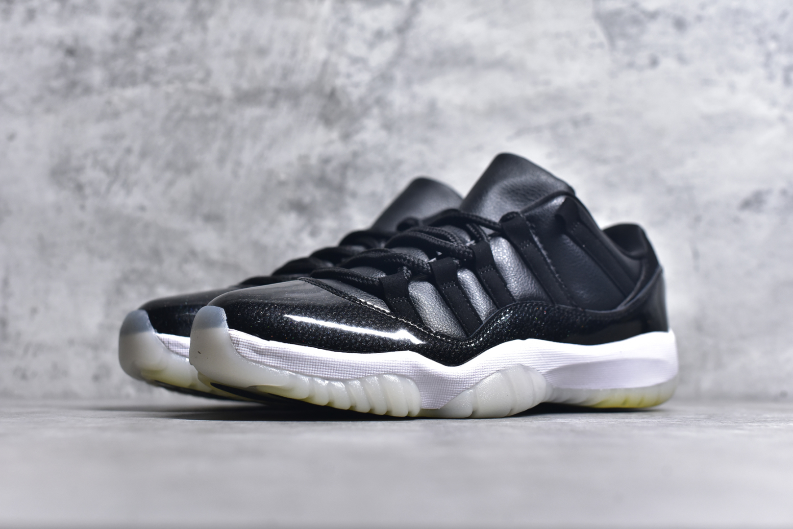 图片[2]-#Air Jordan AJ11 Low \”72-10\” 大魔王低帮 货号：AV2187-001 原楦原档案数据开模打造 原厂中底拉帮钢印 原厂漆皮 防冻不开裂 头层皮料 原装鞋撑 水晶大底正确色度色泽 原楦原数据刺绣 原厂车缝走线及对位 毫厘不差 飞人logo采用原数据电脑刺绣 原装正品碳纤维真实碳板 增强抗扭 原内标 原盒标 正确官方原盒 原厂防氧化水晶外底 原厂配套厂全掌solo气垫 尺码：36 36.5 37.5 38 38.5 39 40 40.5 41 42 42.5 43 44 44.5 45 46 47.5-选品中心