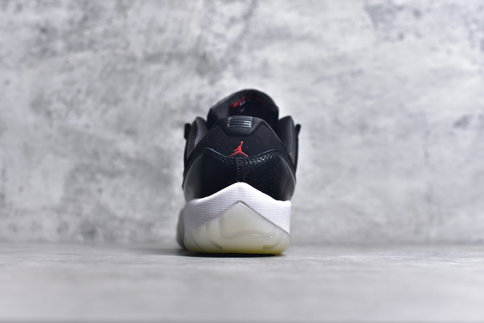 图片[5]-#Air Jordan AJ11 Low \”72-10\” 大魔王低帮 货号：AV2187-001 原楦原档案数据开模打造 原厂中底拉帮钢印 原厂漆皮 防冻不开裂 头层皮料 原装鞋撑 水晶大底正确色度色泽 原楦原数据刺绣 原厂车缝走线及对位 毫厘不差 飞人logo采用原数据电脑刺绣 原装正品碳纤维真实碳板 增强抗扭 原内标 原盒标 正确官方原盒 原厂防氧化水晶外底 原厂配套厂全掌solo气垫 尺码：36 36.5 37.5 38 38.5 39 40 40.5 41 42 42.5 43 44 44.5 45 46 47.5-选品中心