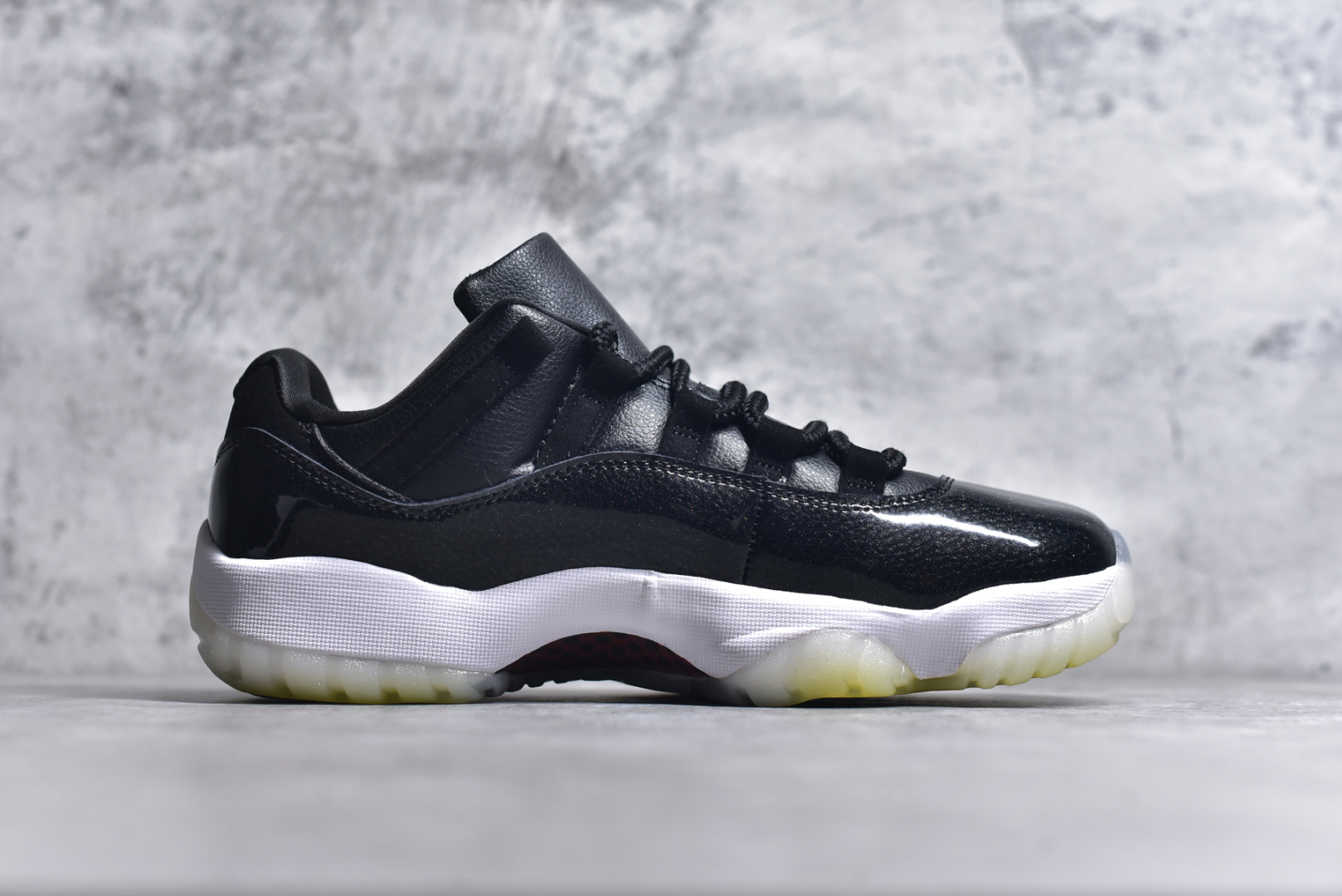 图片[3]-#Air Jordan AJ11 Low \”72-10\” 大魔王低帮 货号：AV2187-001 原楦原档案数据开模打造 原厂中底拉帮钢印 原厂漆皮 防冻不开裂 头层皮料 原装鞋撑 水晶大底正确色度色泽 原楦原数据刺绣 原厂车缝走线及对位 毫厘不差 飞人logo采用原数据电脑刺绣 原装正品碳纤维真实碳板 增强抗扭 原内标 原盒标 正确官方原盒 原厂防氧化水晶外底 原厂配套厂全掌solo气垫 尺码：36 36.5 37.5 38 38.5 39 40 40.5 41 42 42.5 43 44 44.5 45 46 47.5-选品中心