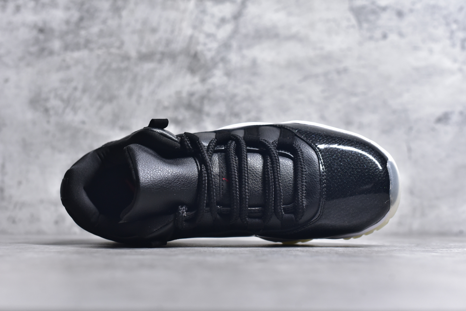 图片[4]-#Air Jordan AJ11 Low \”72-10\” 大魔王低帮 货号：AV2187-001 原楦原档案数据开模打造 原厂中底拉帮钢印 原厂漆皮 防冻不开裂 头层皮料 原装鞋撑 水晶大底正确色度色泽 原楦原数据刺绣 原厂车缝走线及对位 毫厘不差 飞人logo采用原数据电脑刺绣 原装正品碳纤维真实碳板 增强抗扭 原内标 原盒标 正确官方原盒 原厂防氧化水晶外底 原厂配套厂全掌solo气垫 尺码：36 36.5 37.5 38 38.5 39 40 40.5 41 42 42.5 43 44 44.5 45 46 47.5-选品中心