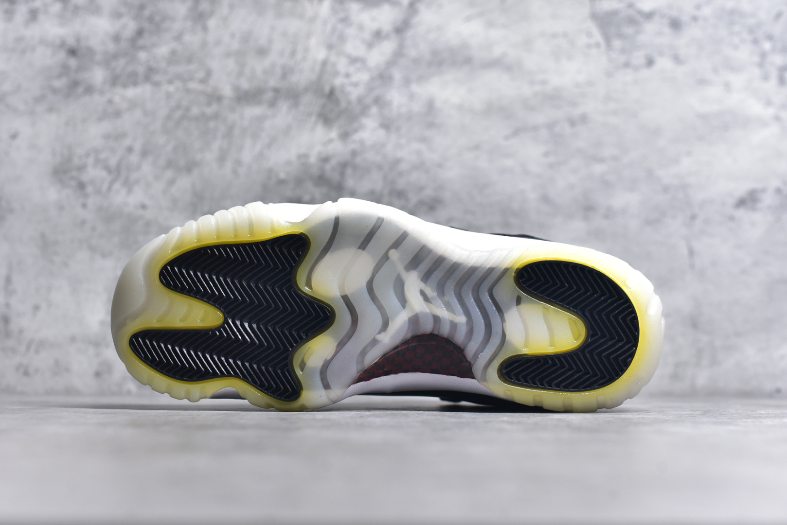 图片[6]-#Air Jordan AJ11 Low \”72-10\” 大魔王低帮 货号：AV2187-001 原楦原档案数据开模打造 原厂中底拉帮钢印 原厂漆皮 防冻不开裂 头层皮料 原装鞋撑 水晶大底正确色度色泽 原楦原数据刺绣 原厂车缝走线及对位 毫厘不差 飞人logo采用原数据电脑刺绣 原装正品碳纤维真实碳板 增强抗扭 原内标 原盒标 正确官方原盒 原厂防氧化水晶外底 原厂配套厂全掌solo气垫 尺码：36 36.5 37.5 38 38.5 39 40 40.5 41 42 42.5 43 44 44.5 45 46 47.5-选品中心