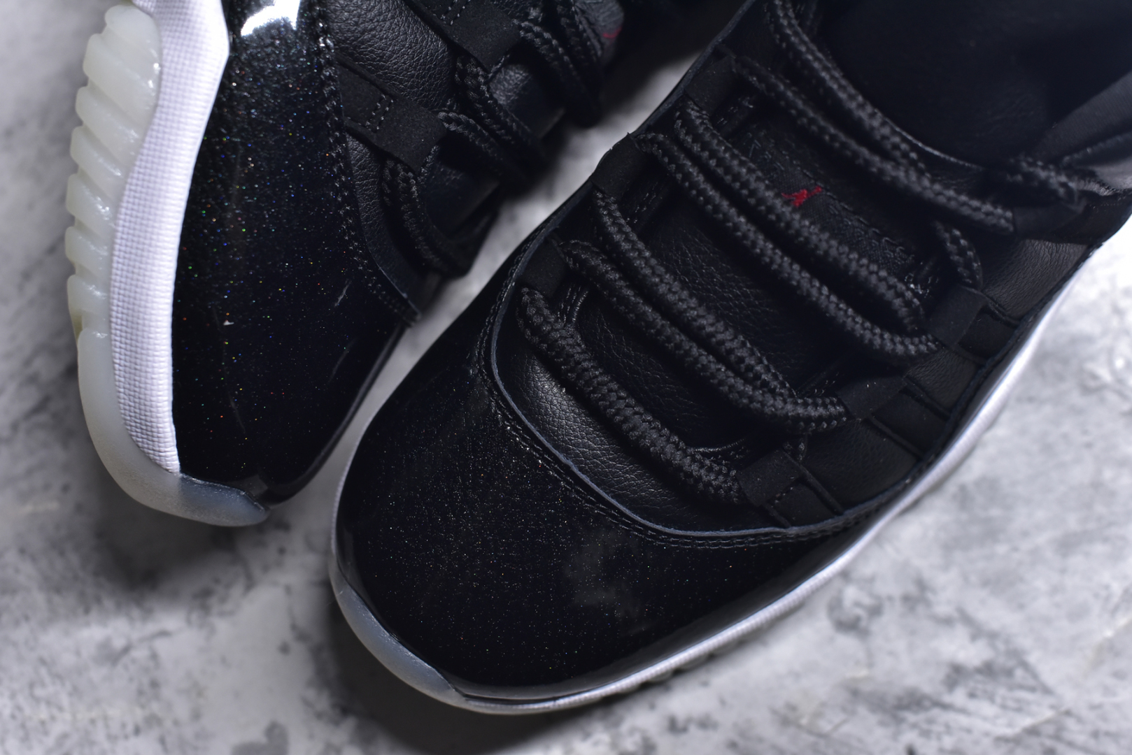 图片[8]-#Air Jordan AJ11 Low \”72-10\” 大魔王低帮 货号：AV2187-001 原楦原档案数据开模打造 原厂中底拉帮钢印 原厂漆皮 防冻不开裂 头层皮料 原装鞋撑 水晶大底正确色度色泽 原楦原数据刺绣 原厂车缝走线及对位 毫厘不差 飞人logo采用原数据电脑刺绣 原装正品碳纤维真实碳板 增强抗扭 原内标 原盒标 正确官方原盒 原厂防氧化水晶外底 原厂配套厂全掌solo气垫 尺码：36 36.5 37.5 38 38.5 39 40 40.5 41 42 42.5 43 44 44.5 45 46 47.5-选品中心