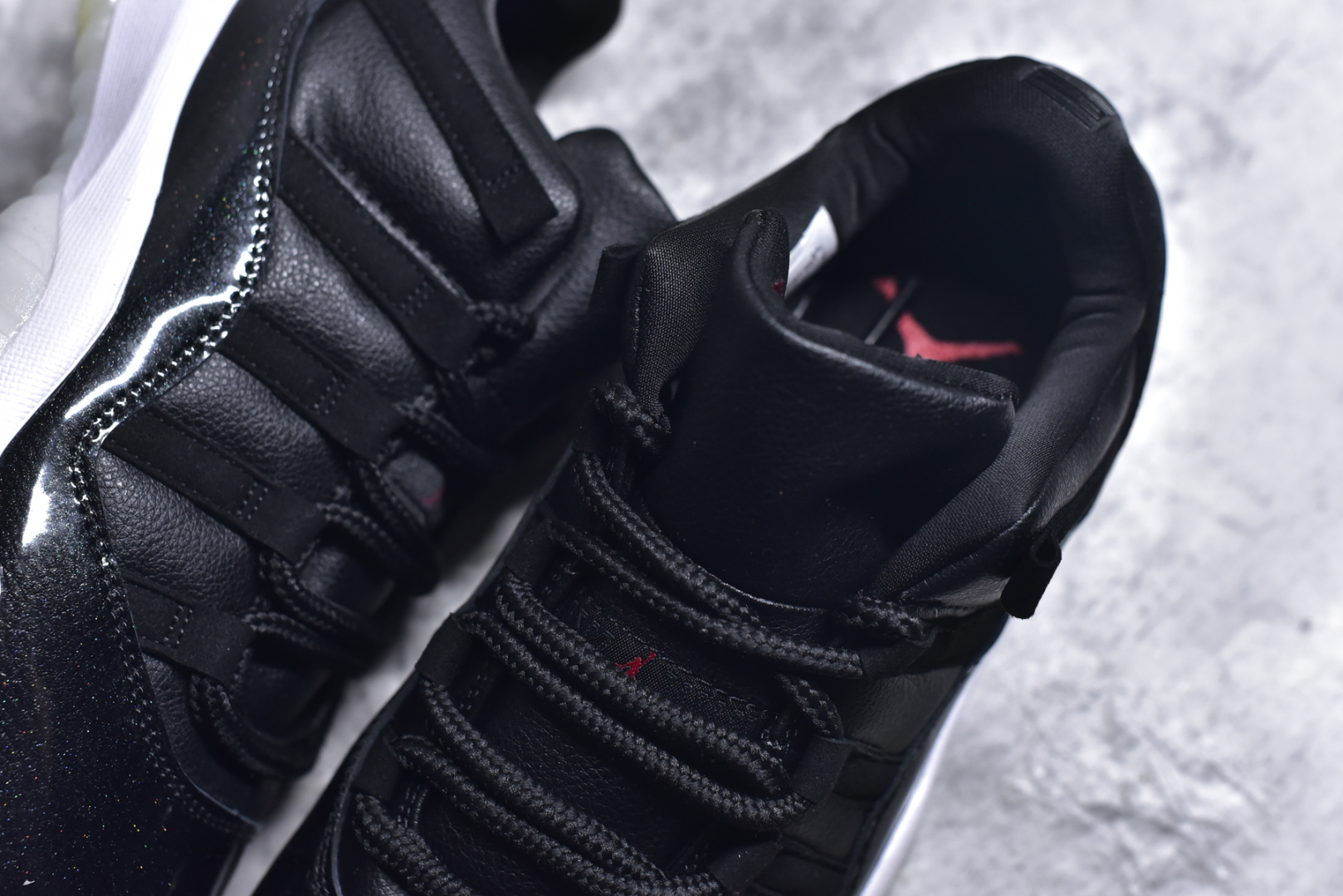 图片[9]-#Air Jordan AJ11 Low \”72-10\” 大魔王低帮 货号：AV2187-001 原楦原档案数据开模打造 原厂中底拉帮钢印 原厂漆皮 防冻不开裂 头层皮料 原装鞋撑 水晶大底正确色度色泽 原楦原数据刺绣 原厂车缝走线及对位 毫厘不差 飞人logo采用原数据电脑刺绣 原装正品碳纤维真实碳板 增强抗扭 原内标 原盒标 正确官方原盒 原厂防氧化水晶外底 原厂配套厂全掌solo气垫 尺码：36 36.5 37.5 38 38.5 39 40 40.5 41 42 42.5 43 44 44.5 45 46 47.5-选品中心
