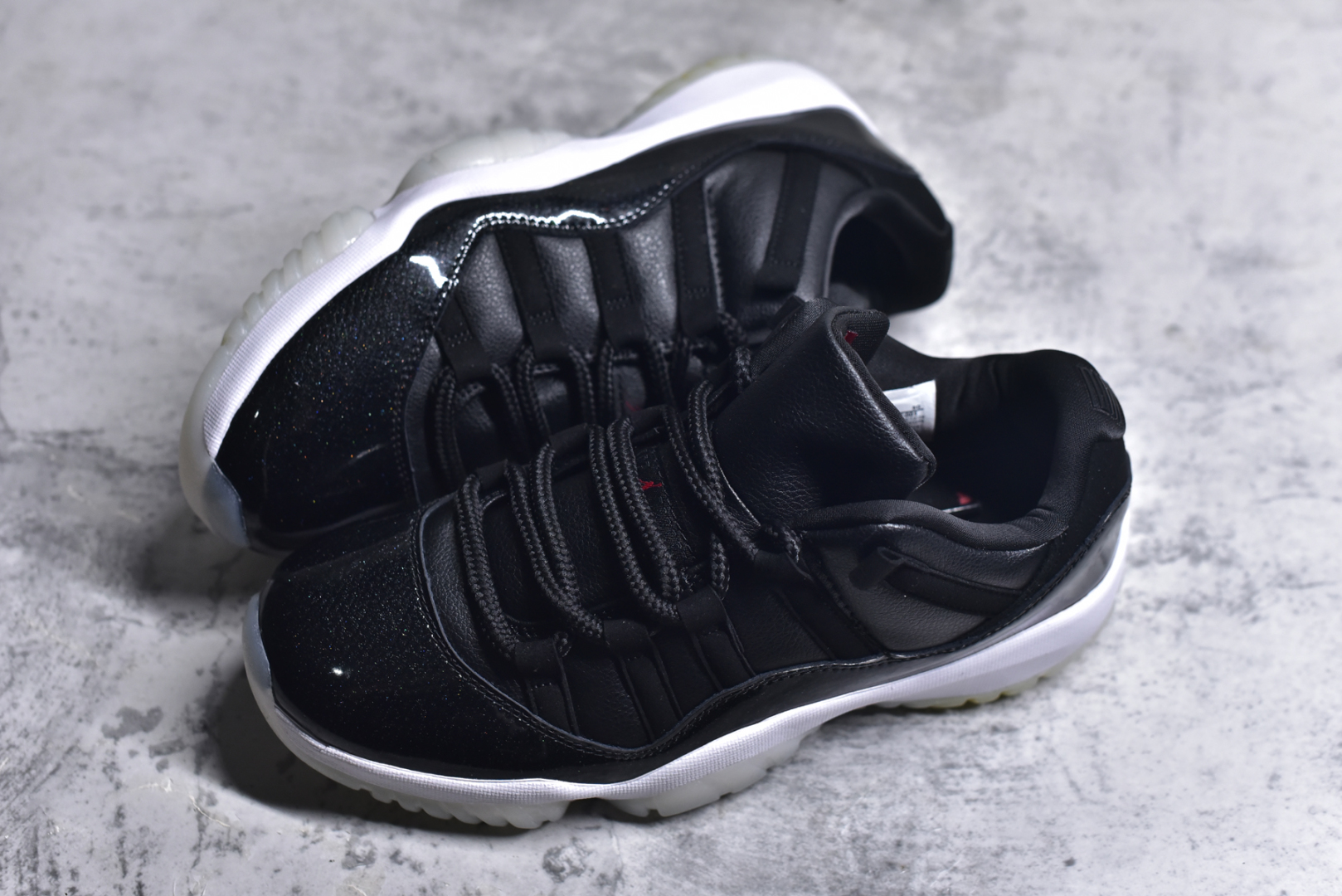 图片[7]-#Air Jordan AJ11 Low \”72-10\” 大魔王低帮 货号：AV2187-001 原楦原档案数据开模打造 原厂中底拉帮钢印 原厂漆皮 防冻不开裂 头层皮料 原装鞋撑 水晶大底正确色度色泽 原楦原数据刺绣 原厂车缝走线及对位 毫厘不差 飞人logo采用原数据电脑刺绣 原装正品碳纤维真实碳板 增强抗扭 原内标 原盒标 正确官方原盒 原厂防氧化水晶外底 原厂配套厂全掌solo气垫 尺码：36 36.5 37.5 38 38.5 39 40 40.5 41 42 42.5 43 44 44.5 45 46 47.5-选品中心